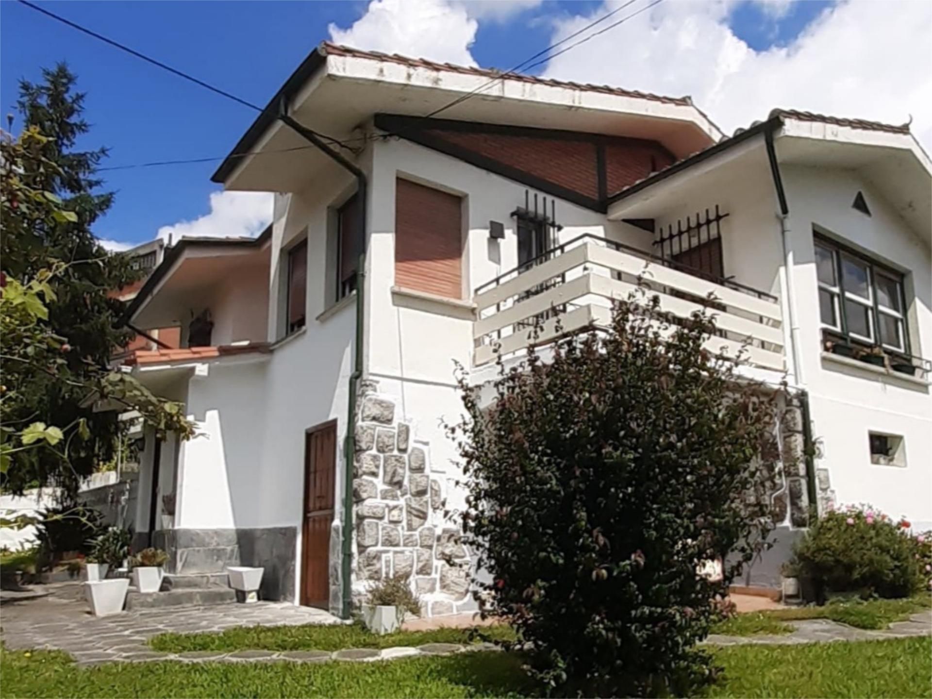 Vista exterior de Casa o xalet en venda en Arrigorriaga amb Calefacció, Jardí privat i Parquet