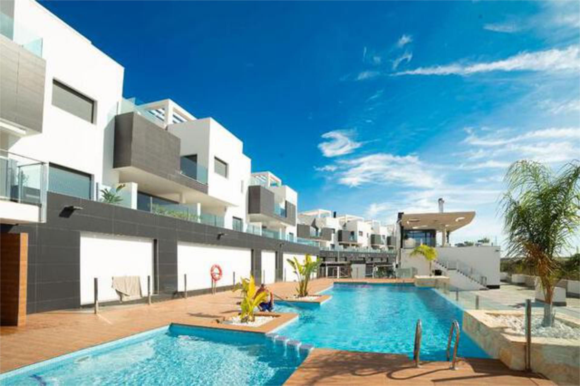 Pis en venda a El Raso Vista exterior de Pis en venda en Guardamar del Segura amb Terrassa i Piscina