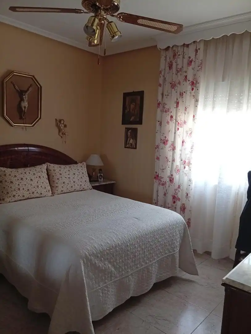Casa adosada en venta en Calle Valdes Leal, 17, Peñamefecit - Avda Barcelona Habitación de Casa adosada en venta en Jaén Capital con Terraza y Balcón