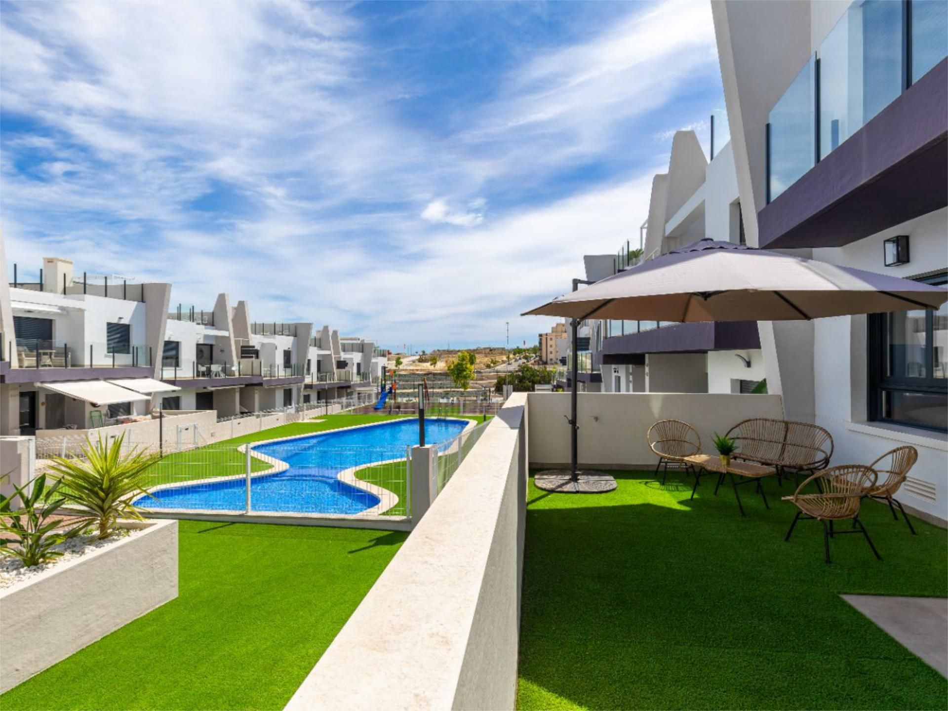 Außenansicht von Wohnung miete in San Miguel de Salinas mit Klimaanlage, Heizung und Privatgarten