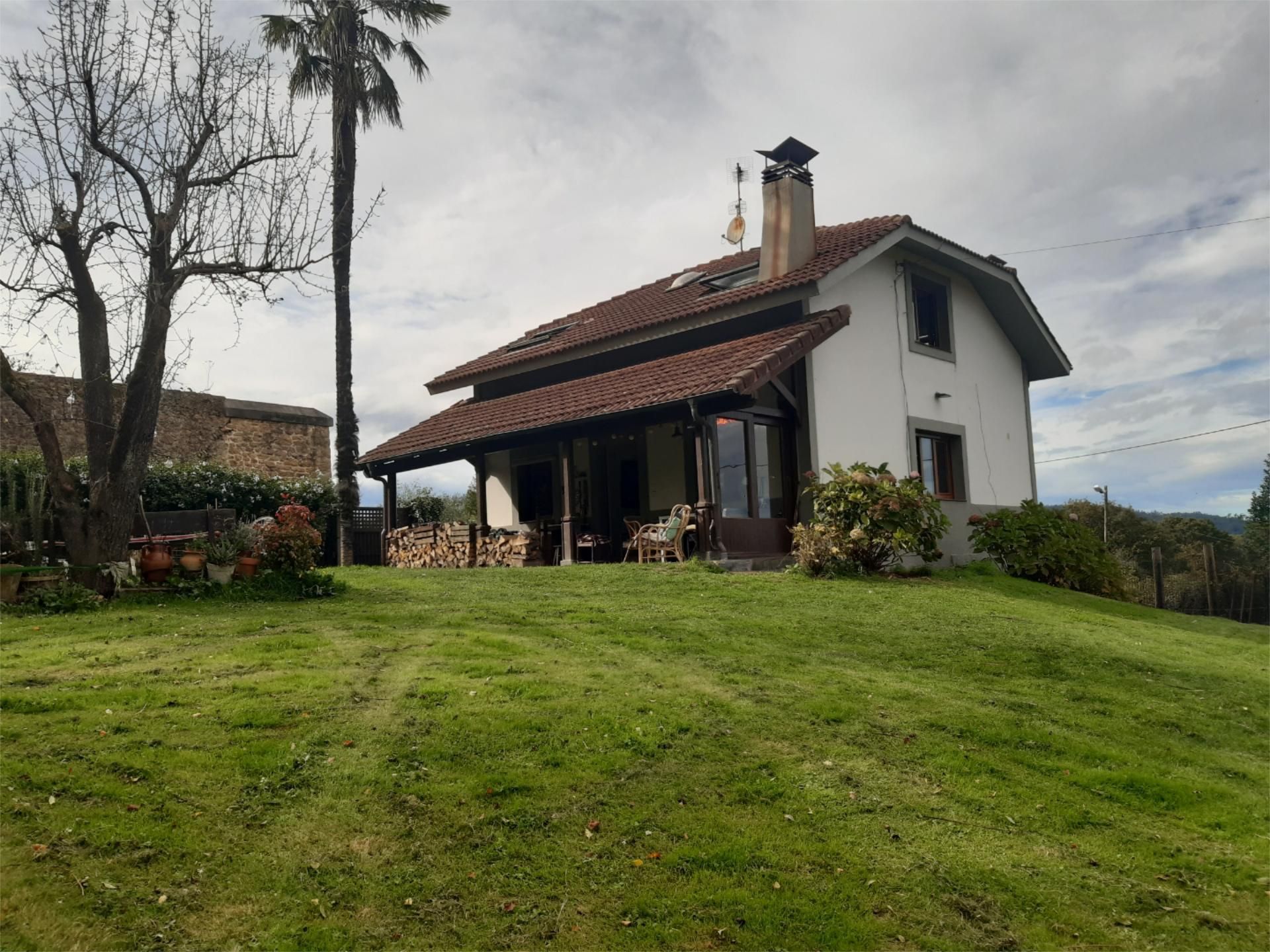 Pis en venda a Viella - Granda - Meres Vista exterior de Pis en venda en Siero amb Calefacció, Jardí privat i Moblat