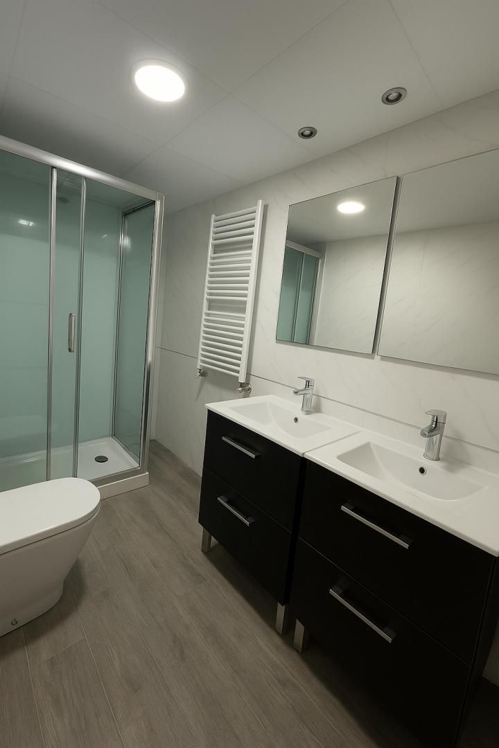 Pis de lloguer a Ronda Ciruela, 5, Larache Bany de Pis de lloguer en Ciudad Real Capital amb Aire condicionat, Calefacció i Jardí privat