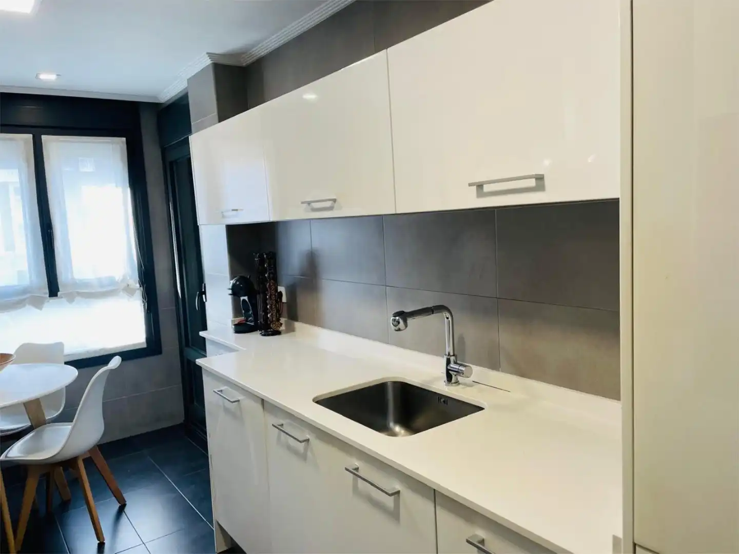 Wohnung zum Verkauf in Juan Bautista Uriarte Kalea, 51, Galdakao Küche von Wohnung zum Verkauf in Galdakao mit Balkon
