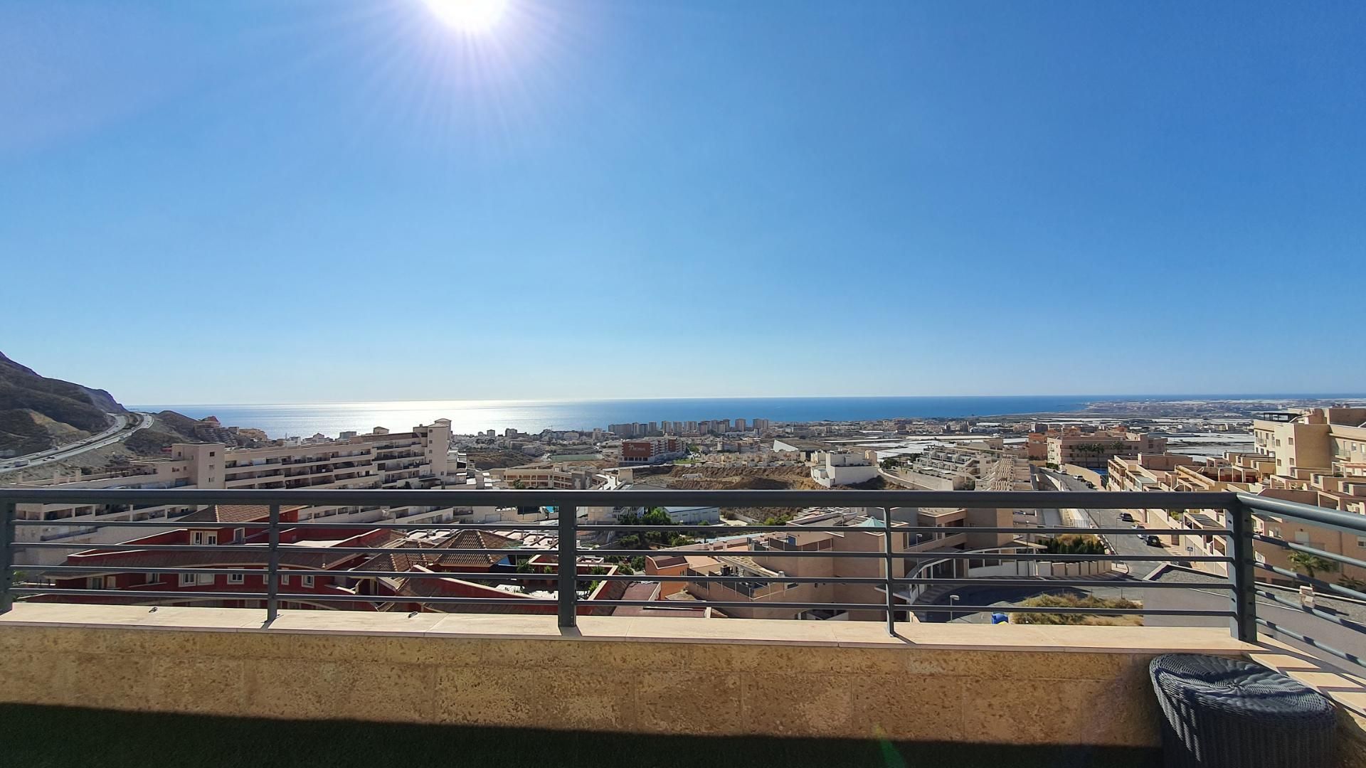 Vista exterior de Pis en venda en Roquetas de Mar amb Aire condicionat, Terrassa i Piscina