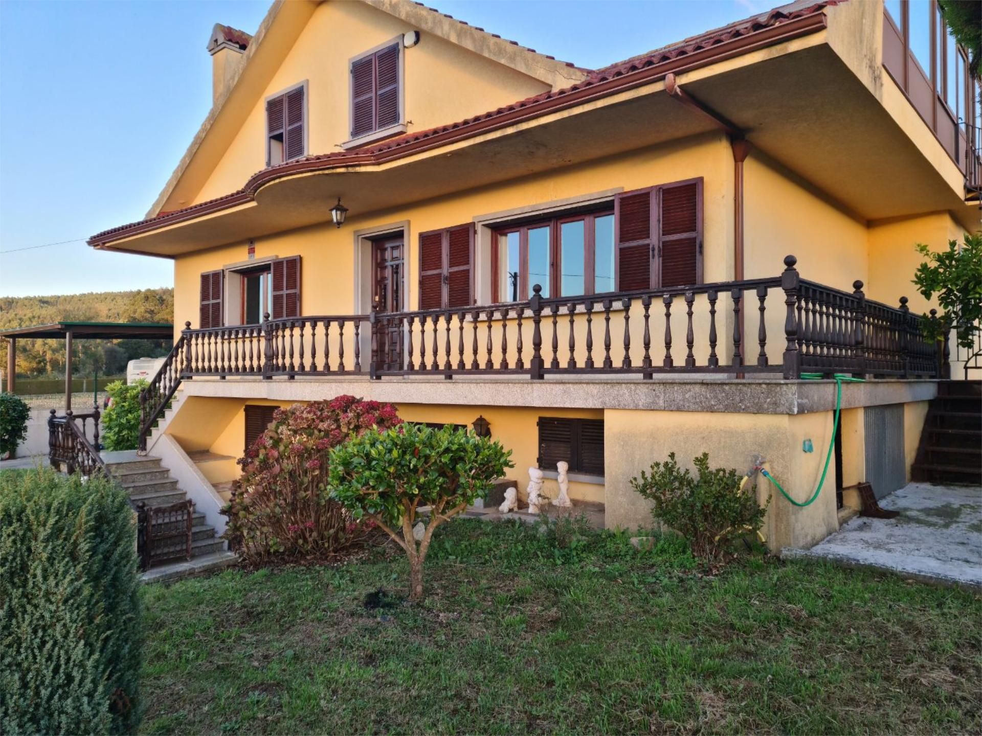 Vista exterior de Casa o xalet en venda en Carballo amb Calefacció, Jardí privat i Terrassa