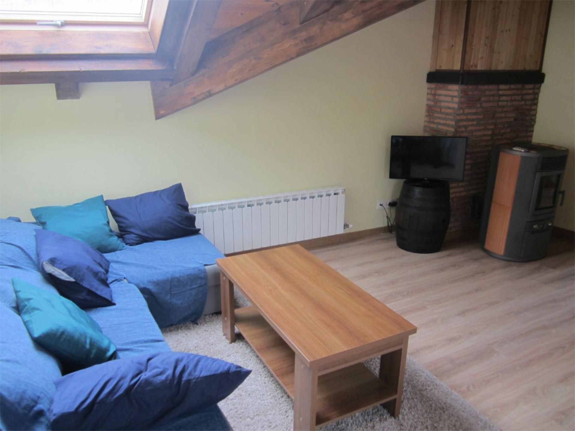 Sala de estar de Apartamento de alquiler en Puebla de Lillo con Calefacción, Parquet y Amueblado