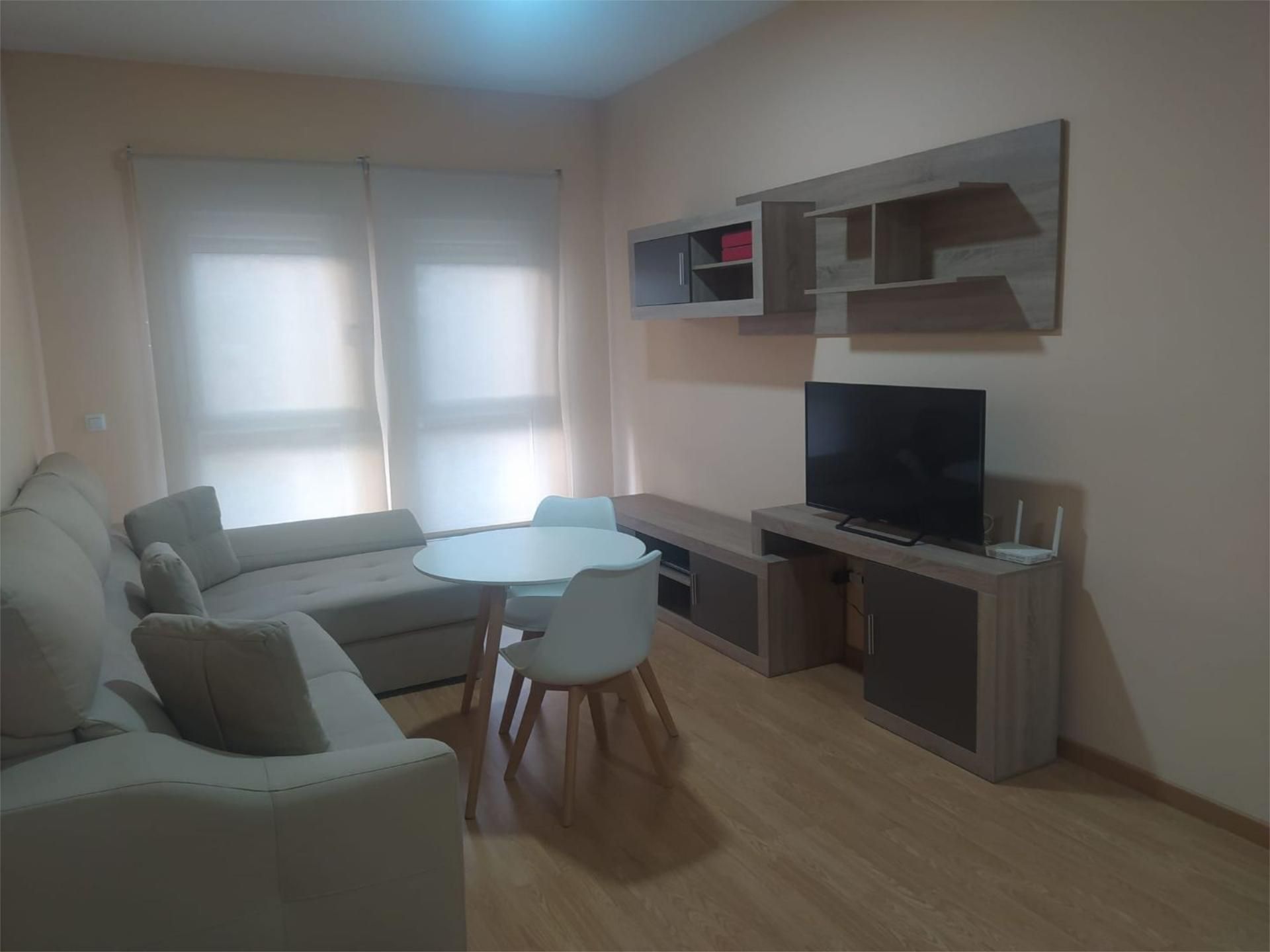Living room of Flat to rent in Fuente del Maestre  with Parquet flooring, Storage room and Furnished