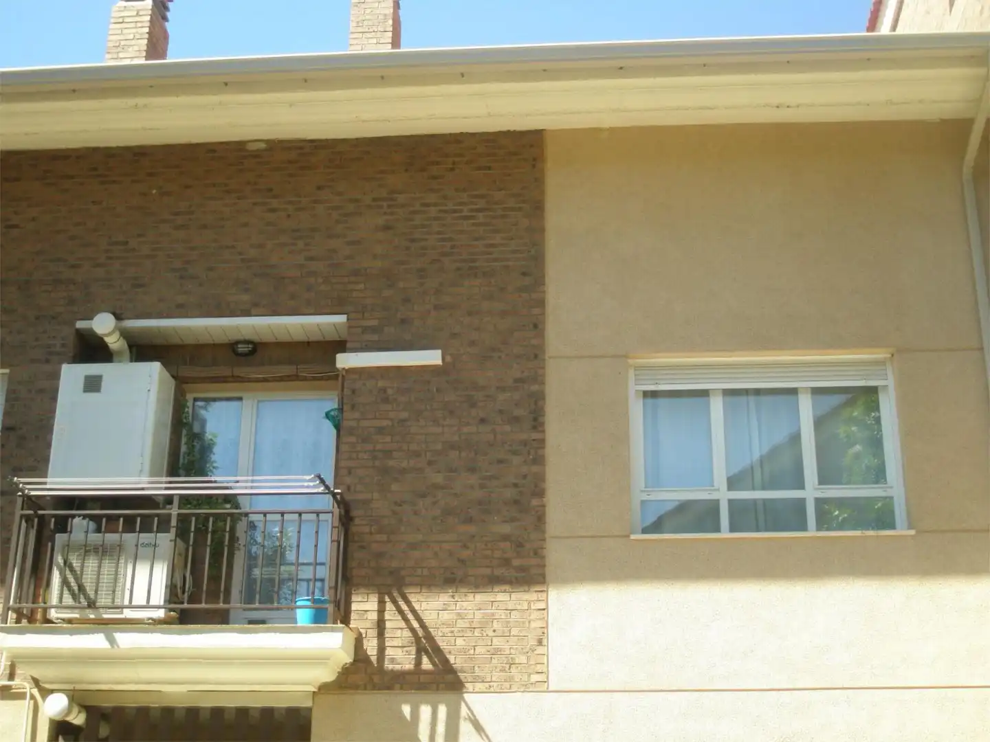 Maisonette zum Verkauf in Calle Los Olmos, 16, Bulevar - Plaza Castilla Außenansicht von Maisonette zum Verkauf in Azuqueca de Henares mit Klimaanlage und Balkon