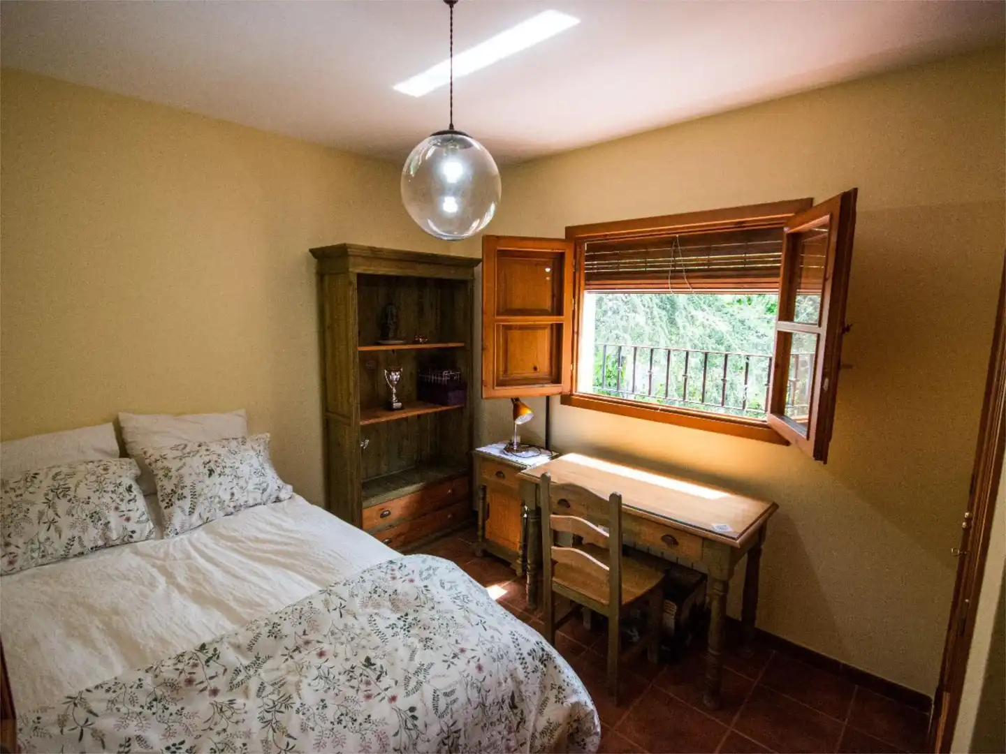 Casa o xalet en venda a Calle de los Alamos, 1, Dúdar Dormitori de Casa o xalet en venda en Dúdar amb Jardí privat, Terrassa i Piscina