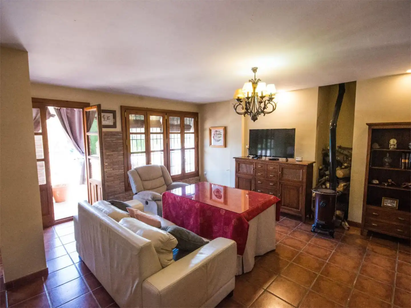Casa o xalet en venda a Calle de los Alamos, 1, Dúdar Sala d'estar de Casa o xalet en venda en Dúdar amb Jardí privat, Terrassa i Piscina