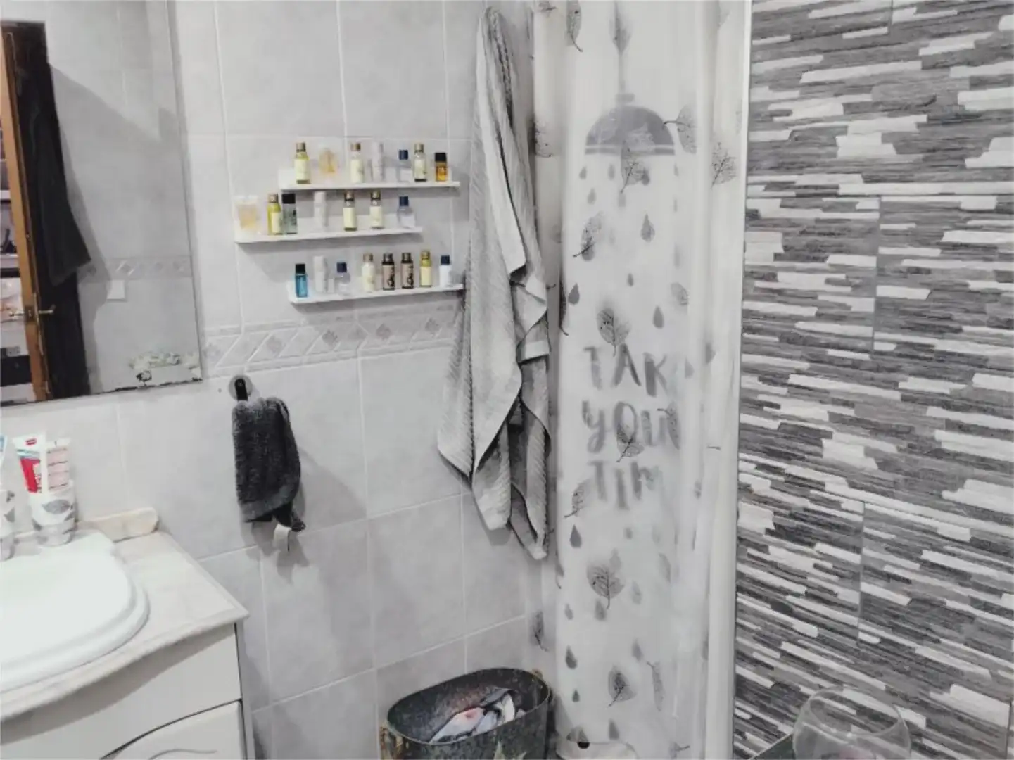 Badezimmer von Erdgeschoss zum Verkauf in Los Santos de Maimona mit Klimaanlage, Terrasse und Abstellraum