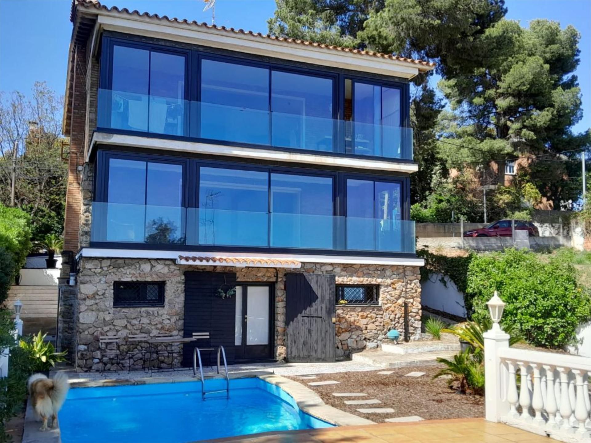 Casa o chalet en venta en Avinguda 342, 2, Montmar Vista exterior de Casa o chalet en venta en Castelldefels con Terraza y Piscina