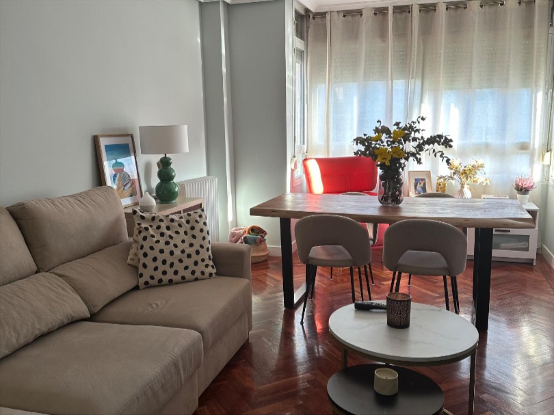 Living room of Flat to rent in  Madrid Capital  with Air Conditioner, Heating and Parquet flooring