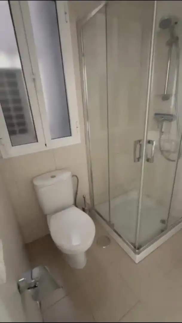 Room in Calle Cárcer, 9, La Merced Bathroom of Flat for share in Málaga with Air Conditioner, Heating and Parquet flooring