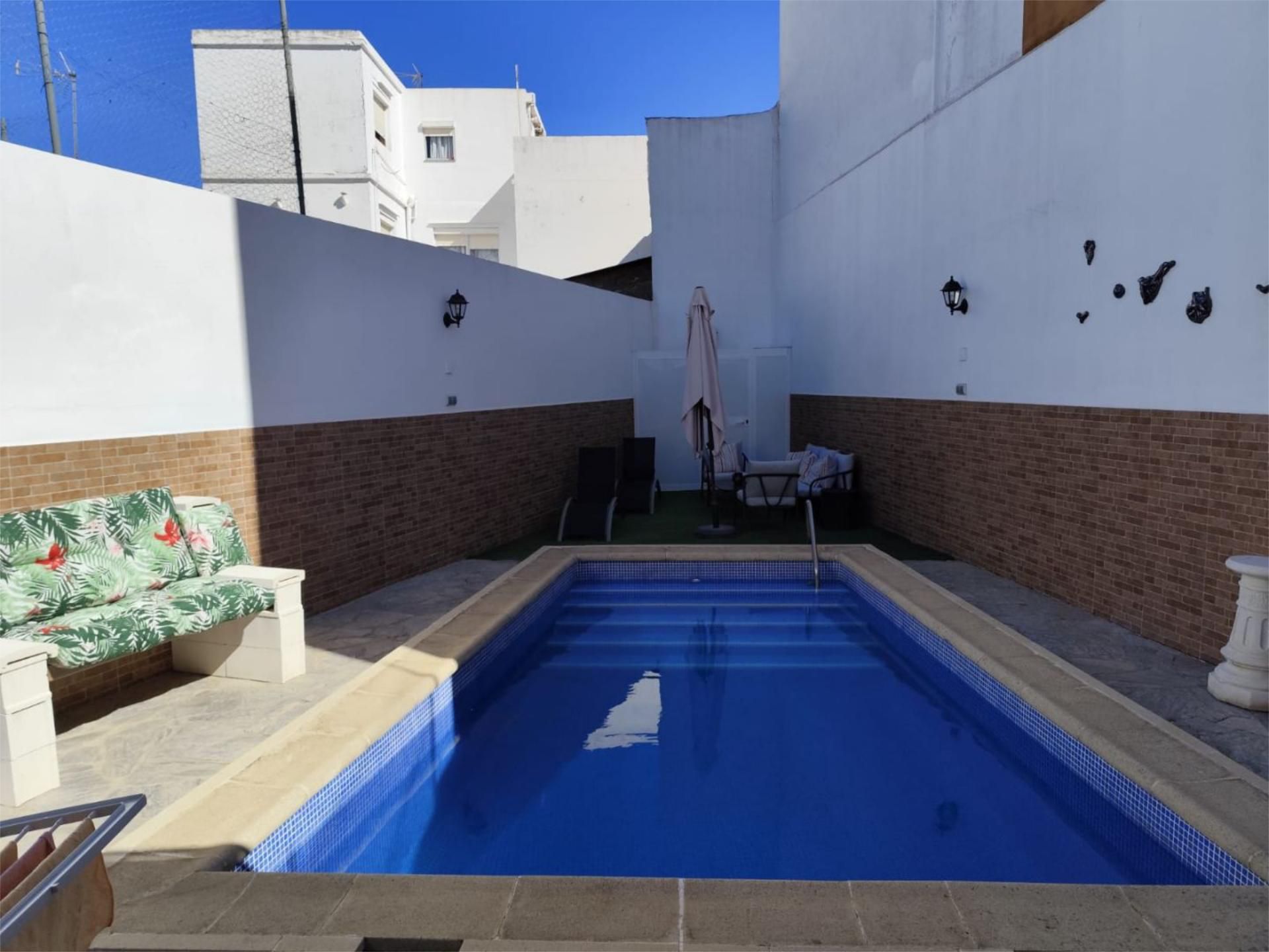 Piscina de Casa adosada en venta en La Línea de la Concepción con Aire acondicionado, Calefacción y Terraza