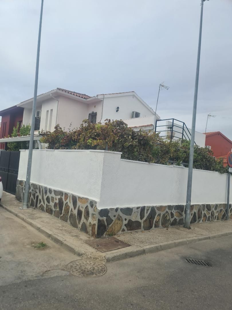 Vista exterior de Casa o chalet en venta en Cedillo del Condado con Aire acondicionado, Calefacción y Jardín privado