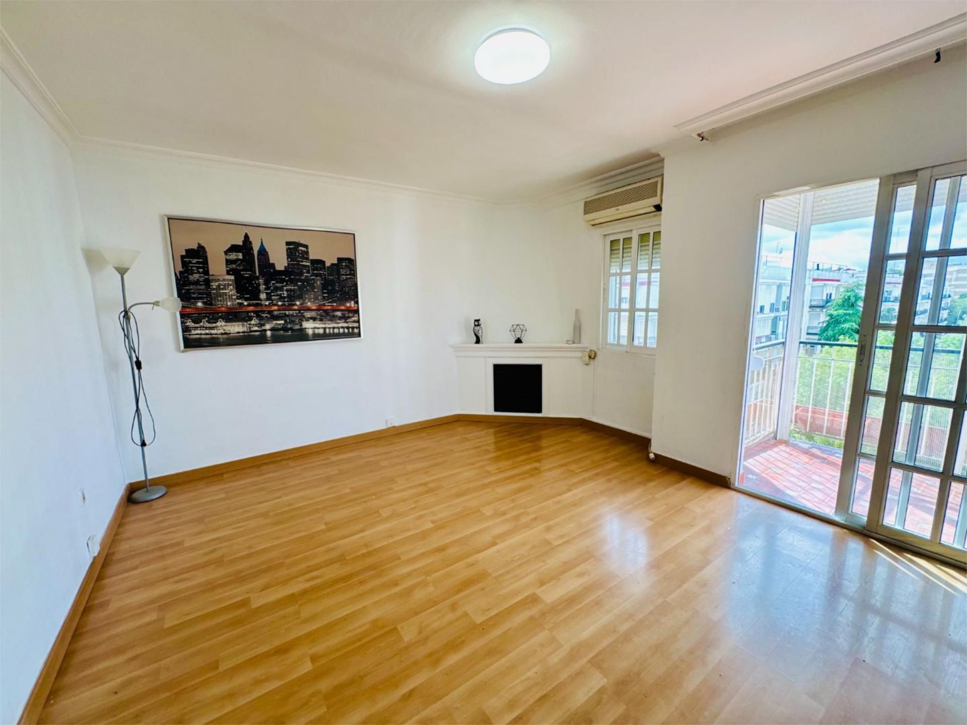 Sala d'estar de Pis en venda en  Sevilla Capital amb Aire condicionat i Balcó