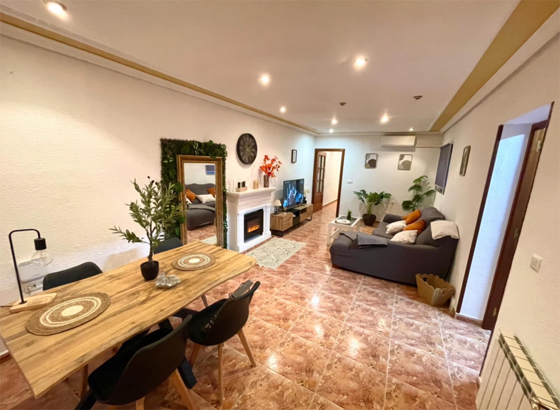 Casa adosada de lloguer a Calle Socuéllamos, 47, Puertollano Sala d'estar de Casa adosada de lloguer en Puertollano amb Aire condicionat, Terrassa i Balcó