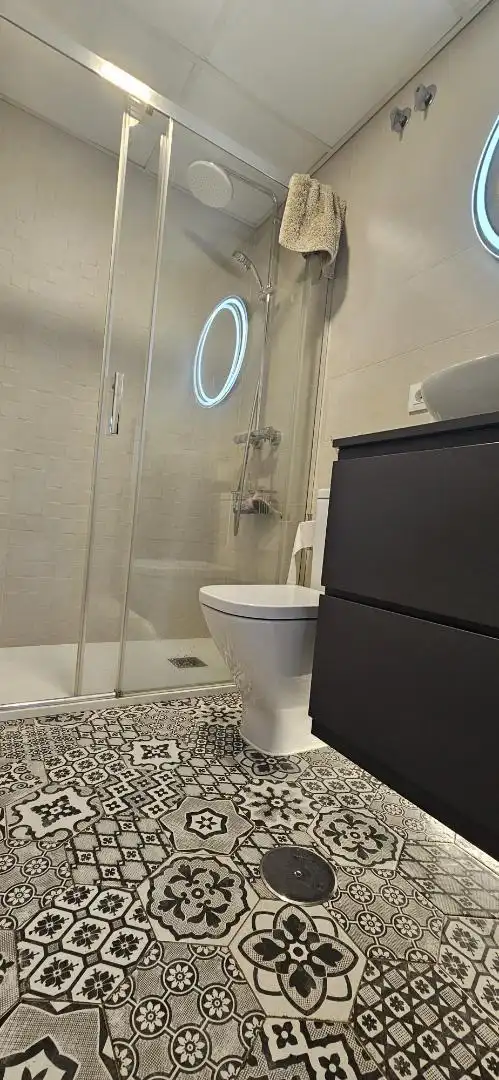 Bathroom of Flat for sale in Sevilla  with Air Conditioner, Heating and Private garden