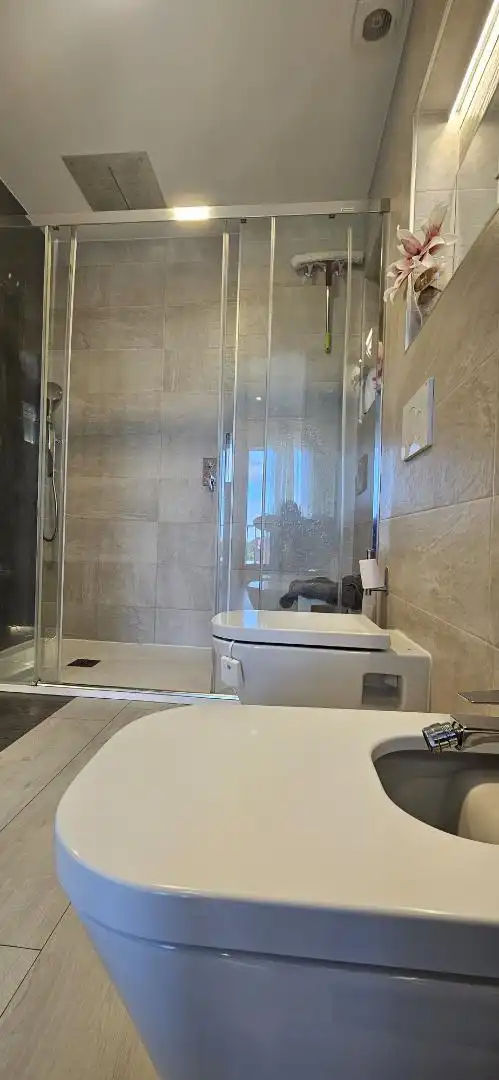 Bathroom of Flat for sale in Sevilla  with Air Conditioner, Heating and Private garden