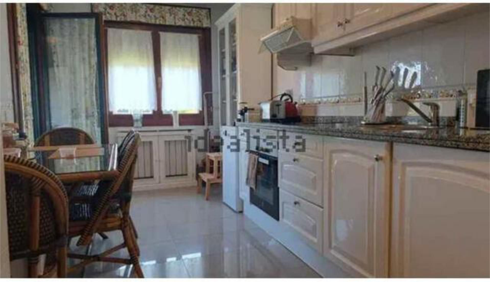 Pis en venda a Viesques Cuina de Pis en venda en Gijón amb Calefacció, Jardí privat i Terrassa