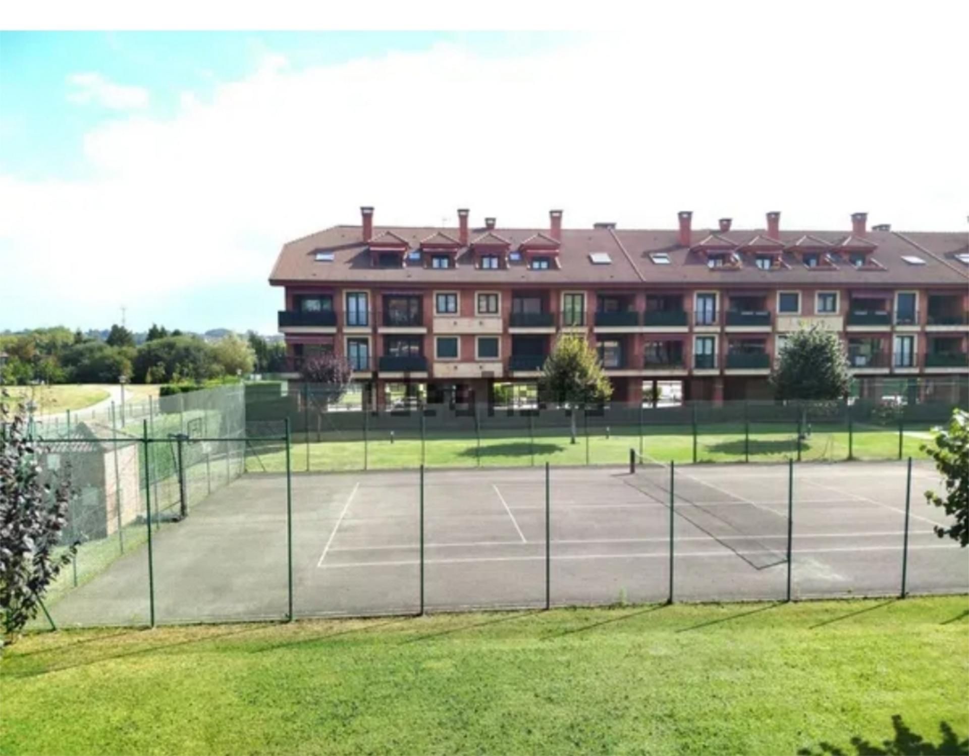 Piso en venta en Calle Anselmo Solar, 41, Viesques Vista exterior de Piso en venta en Gijón con Calefacción, Jardín privado y Parquet