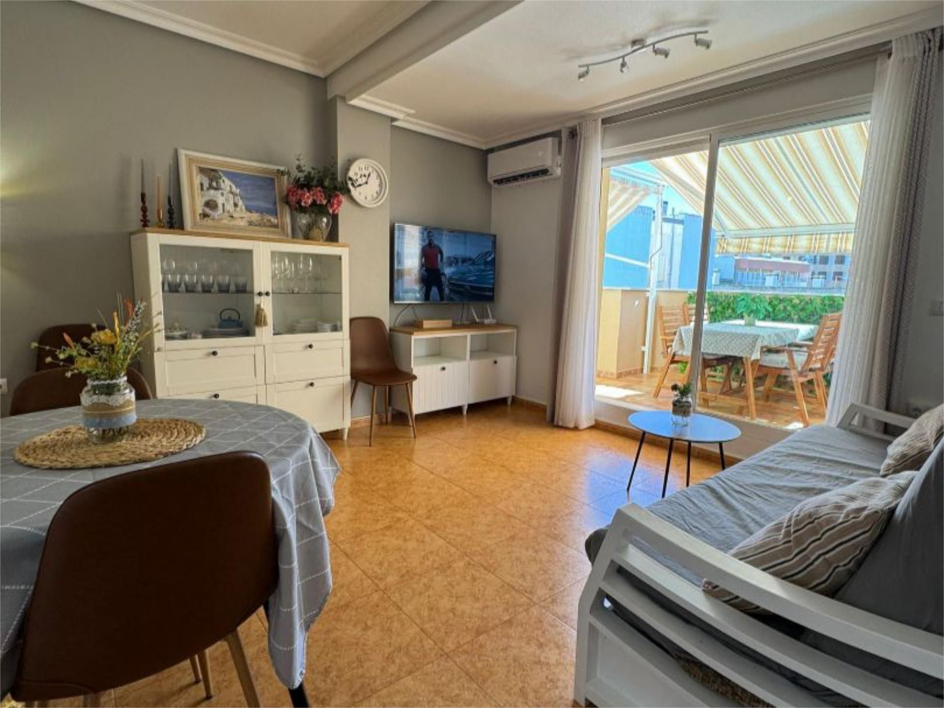 Pis en venda a Calle Mayor, 1b, Gaspar Perelló Sala d'estar de Pis en venda en Torrevieja amb Aire condicionat, Terrassa i Balcó