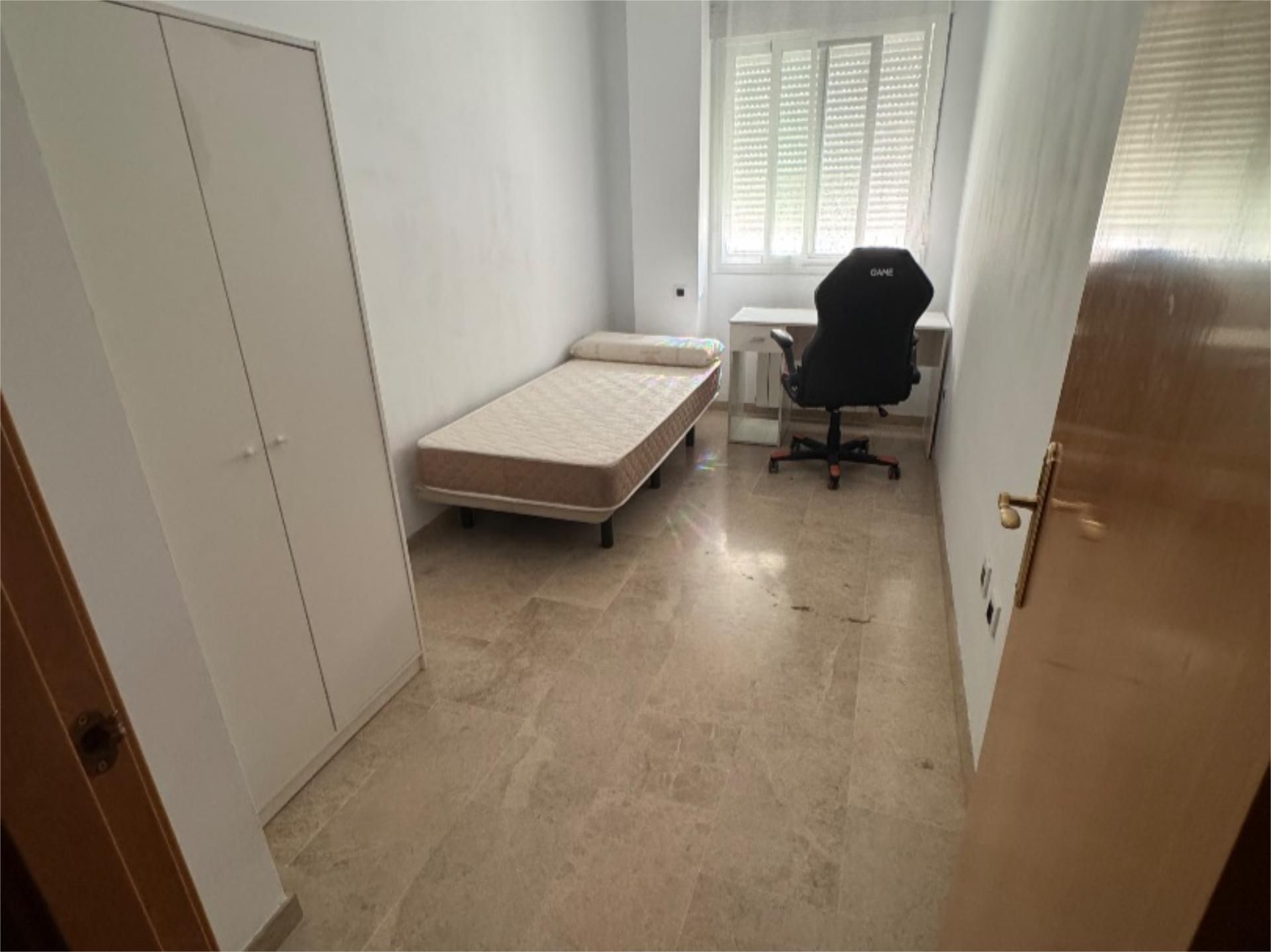 Flat to share in Calle Vistahermosa, San Roque - Ronda Norte Bedroom of Flat to share in Badajoz Capital with Air Conditioner, Heating and Furnished