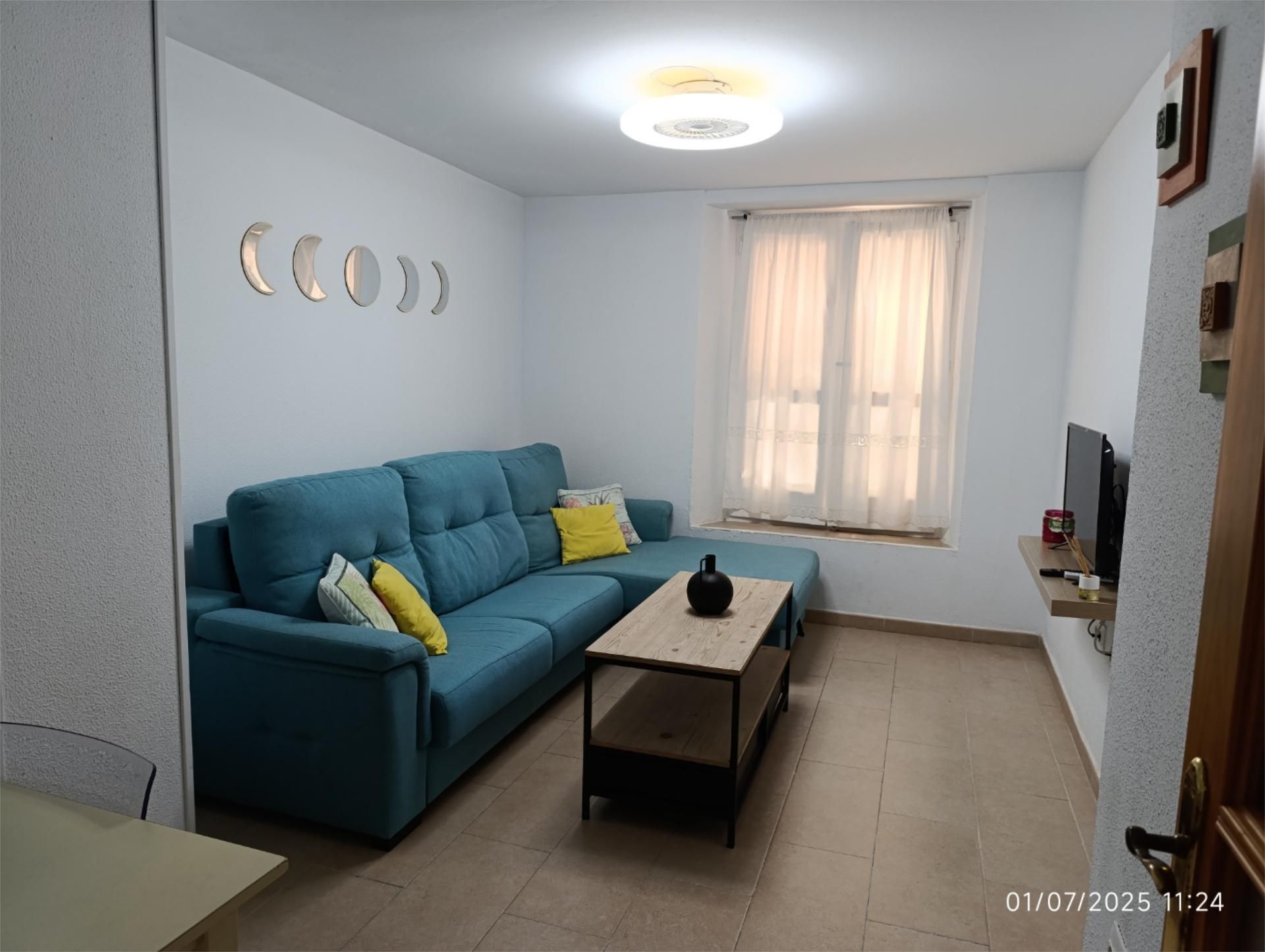 Sala de estar de Piso de alquiler en  Cádiz Capital con Horno, TV y Internet