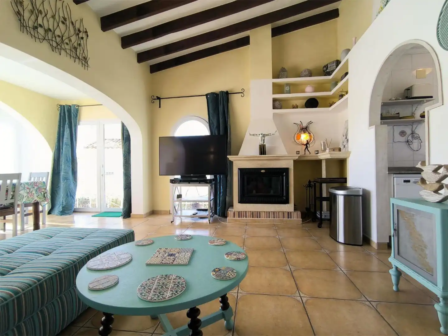 Living room of Detached homes for sale in  Zaragoza Capital  with Air Conditioner, Terrace and Swimming Pool
