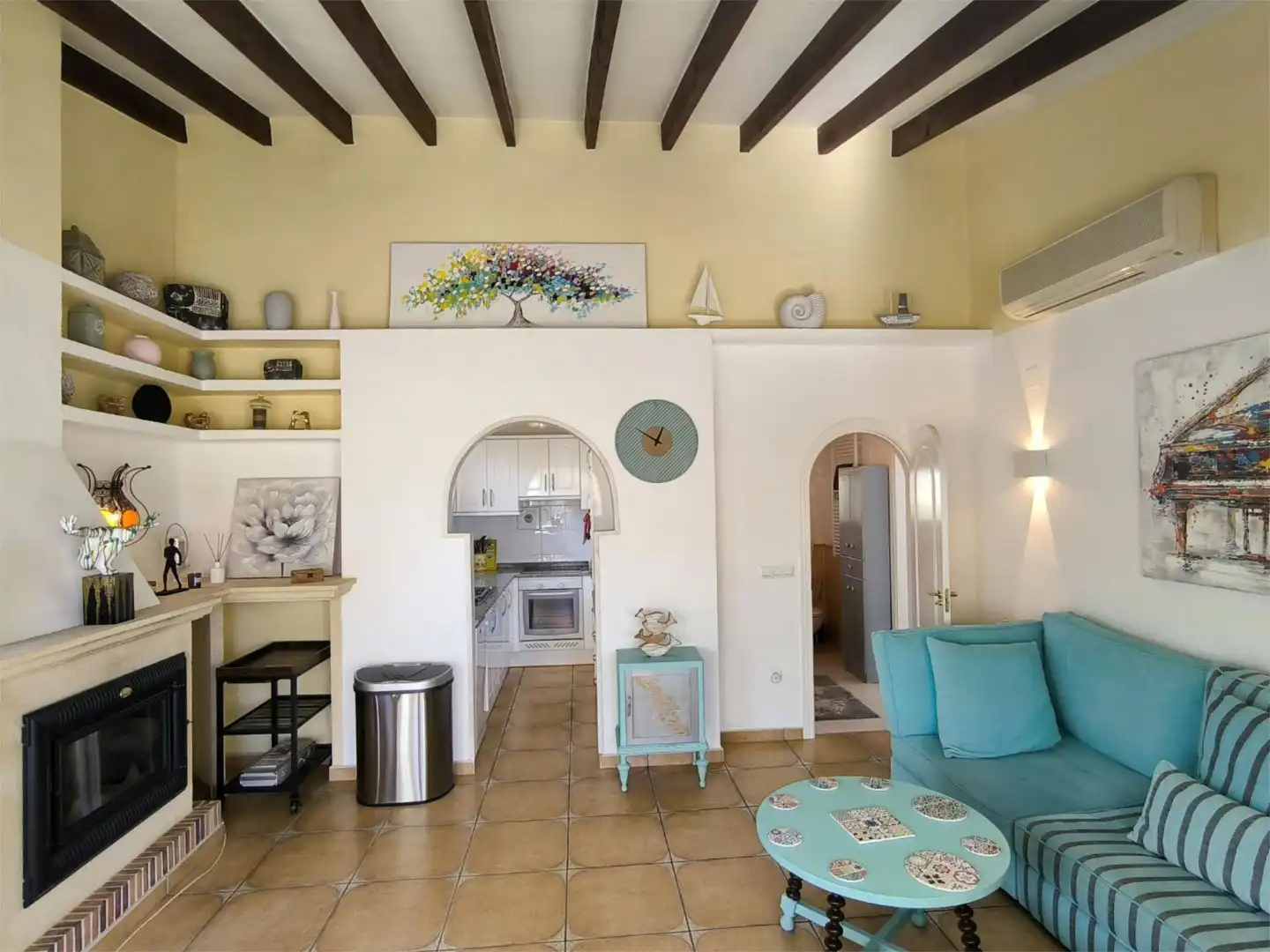 Living room of Detached homes for sale in  Zaragoza Capital  with Air Conditioner, Terrace and Swimming Pool