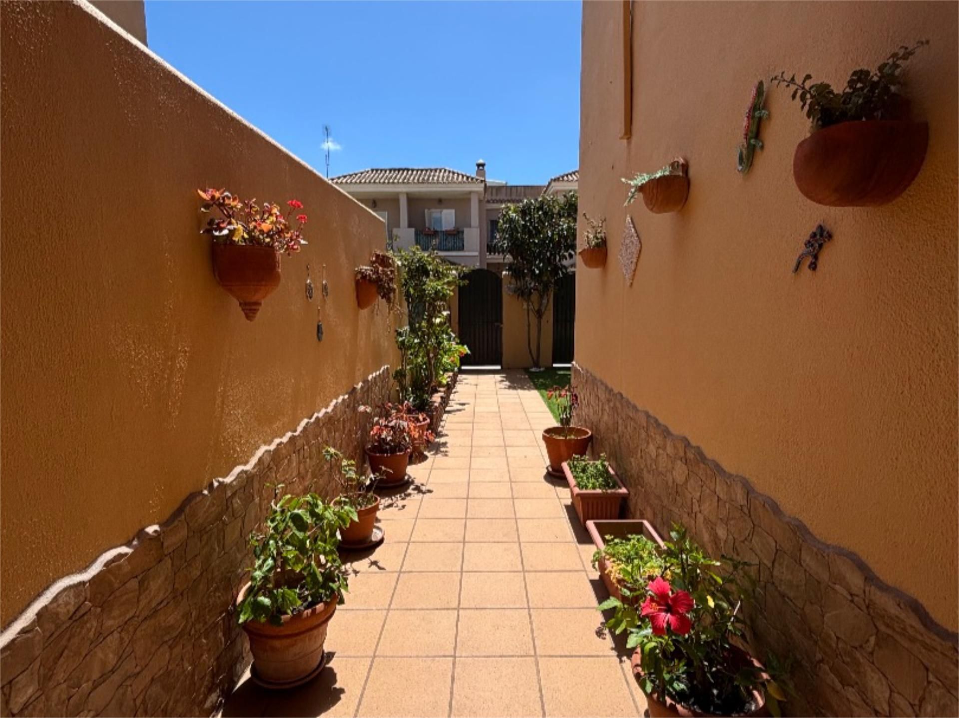 Casa adosada en venda a Calle Gerión, 1, Núcleo urbano Jardí de Casa adosada en venda en Chiclana de la Frontera amb Aire condicionat i Balcó
