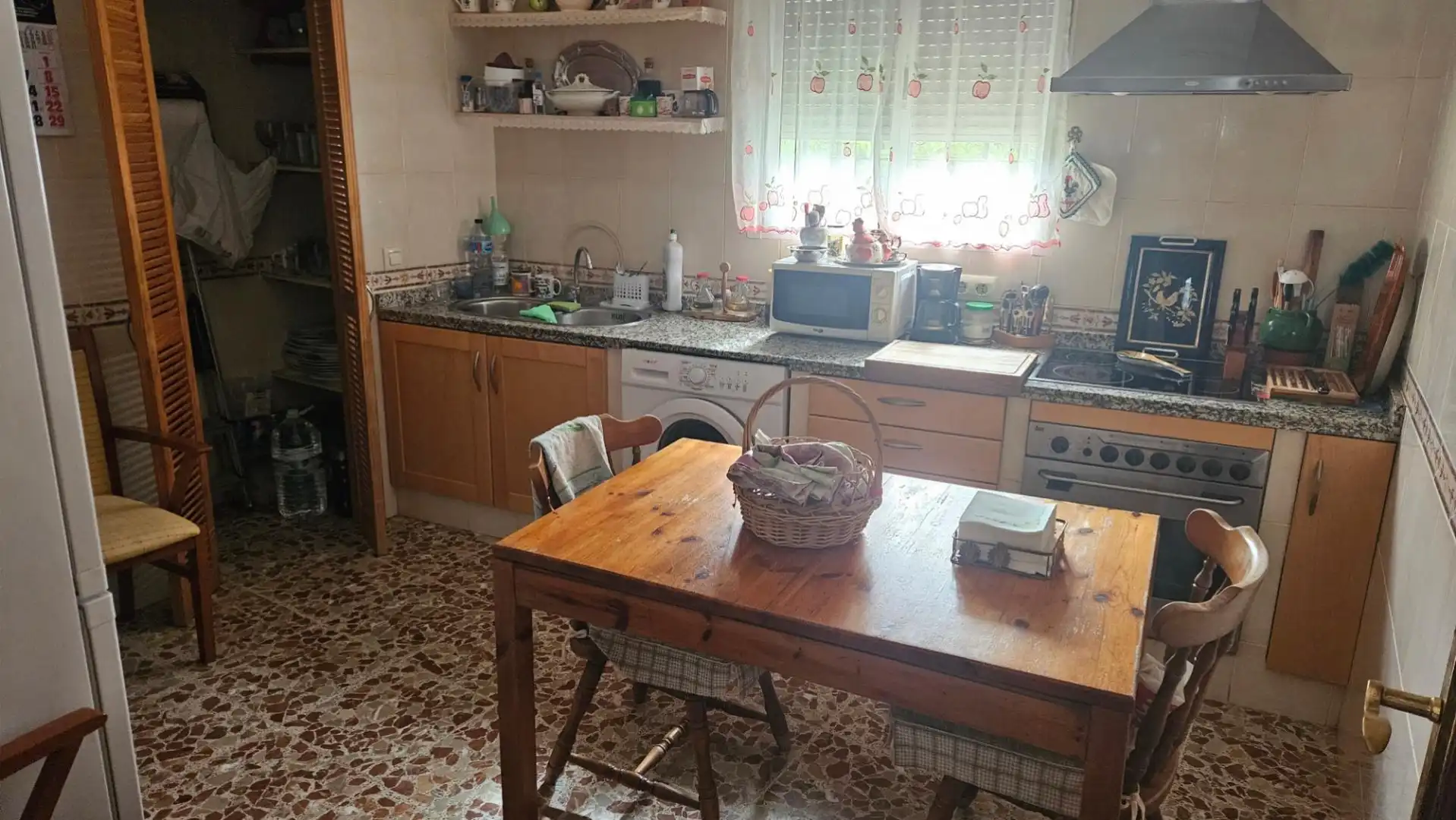 Houses for sale in Avenida de Cordoba, 153, Santa Maria de Trassierra Kitchen of Houses for sale in Córdoba with Air Conditioner, Private garden and Storage room