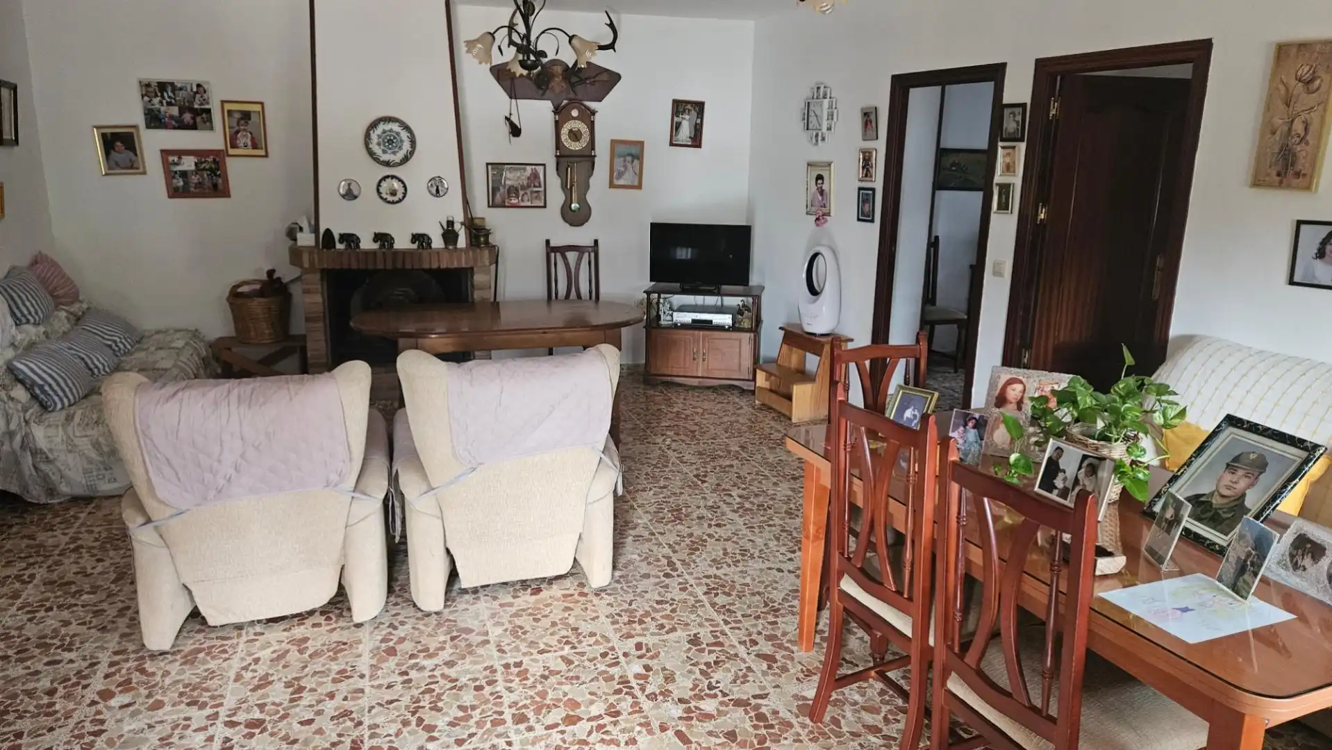 Houses for sale in Avenida de Cordoba, 153, Santa Maria de Trassierra Living room of Houses for sale in Córdoba with Air Conditioner, Private garden and Storage room