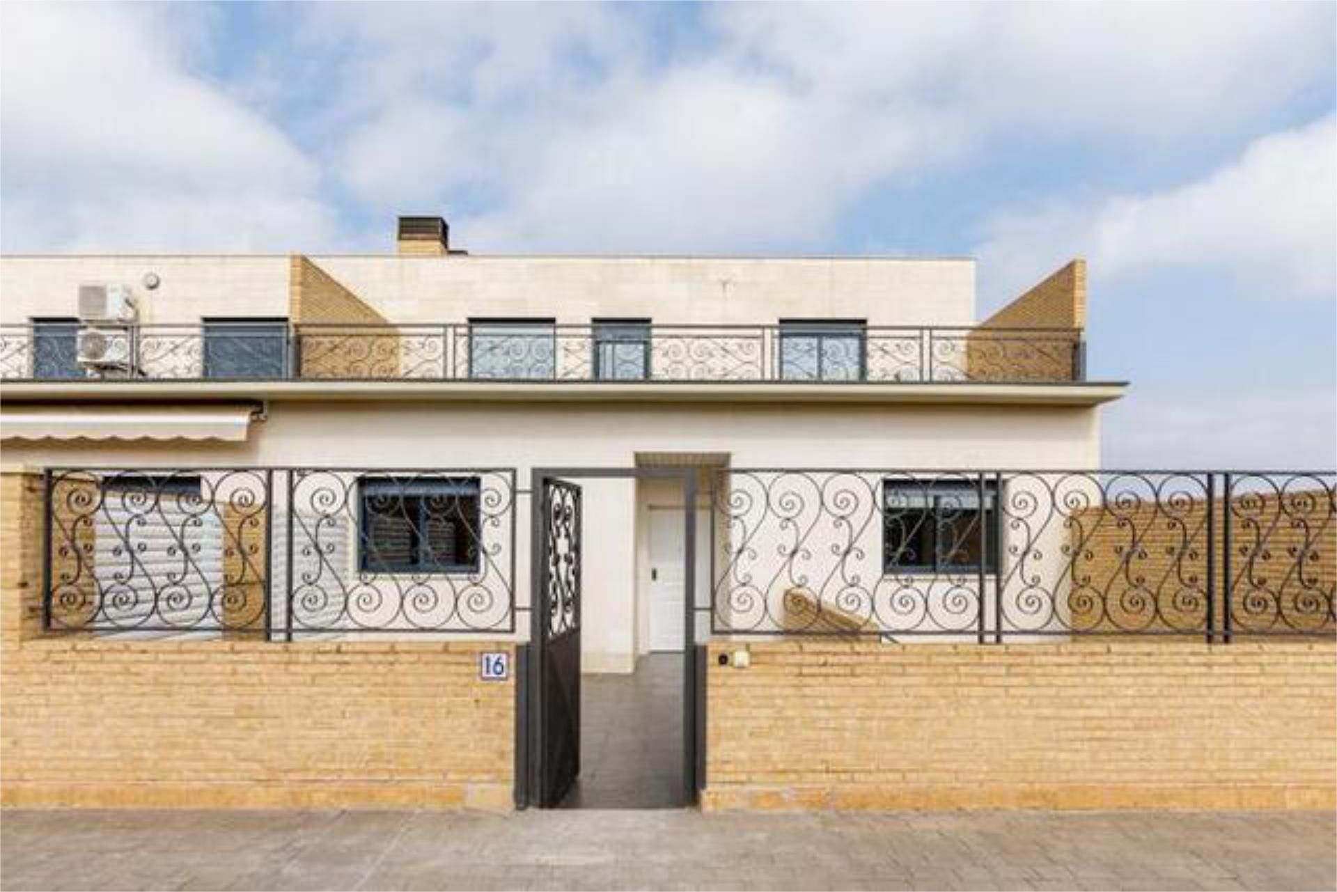 Casa adosada de alquiler en Valdefierro Vista exterior de Casa adosada de alquiler en  Zaragoza Capital con Calefacción, Jardín privado y Terraza