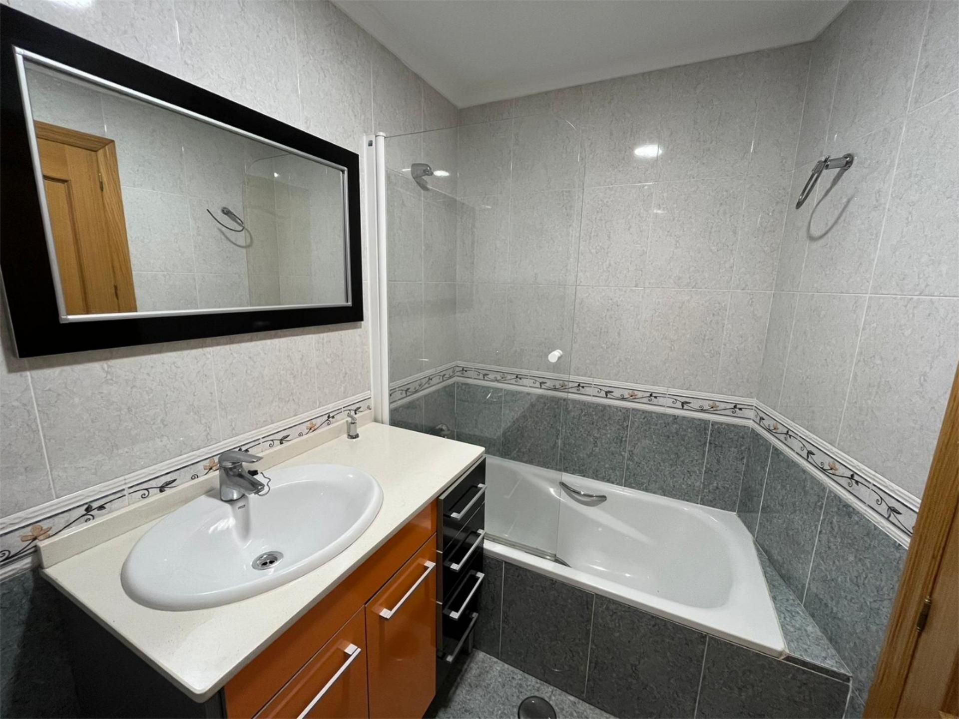 Baño de Piso de alquiler en  Albacete Capital con Calefacción, Jardín privado y Terraza