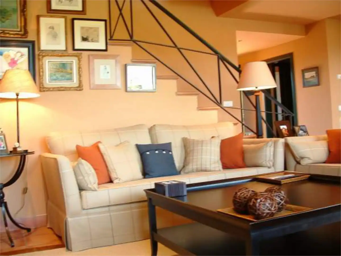 Casa o chalet en venta en Plaça de Les Acàcies, 6, Navata Sala de estar de Casa o chalet en venta en Navata con Terraza, Piscina y Balcón