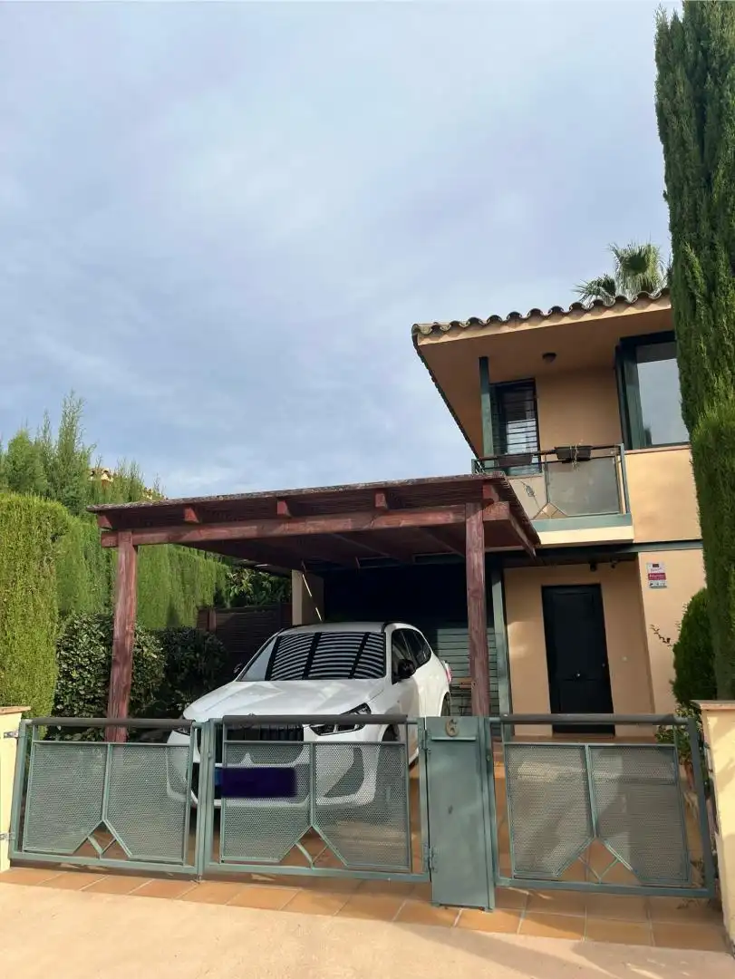 Casa o chalet en venta en Plaça de Les Acàcies, 6, Navata Parking de Casa o chalet en venta en Navata con Terraza, Piscina y Balcón