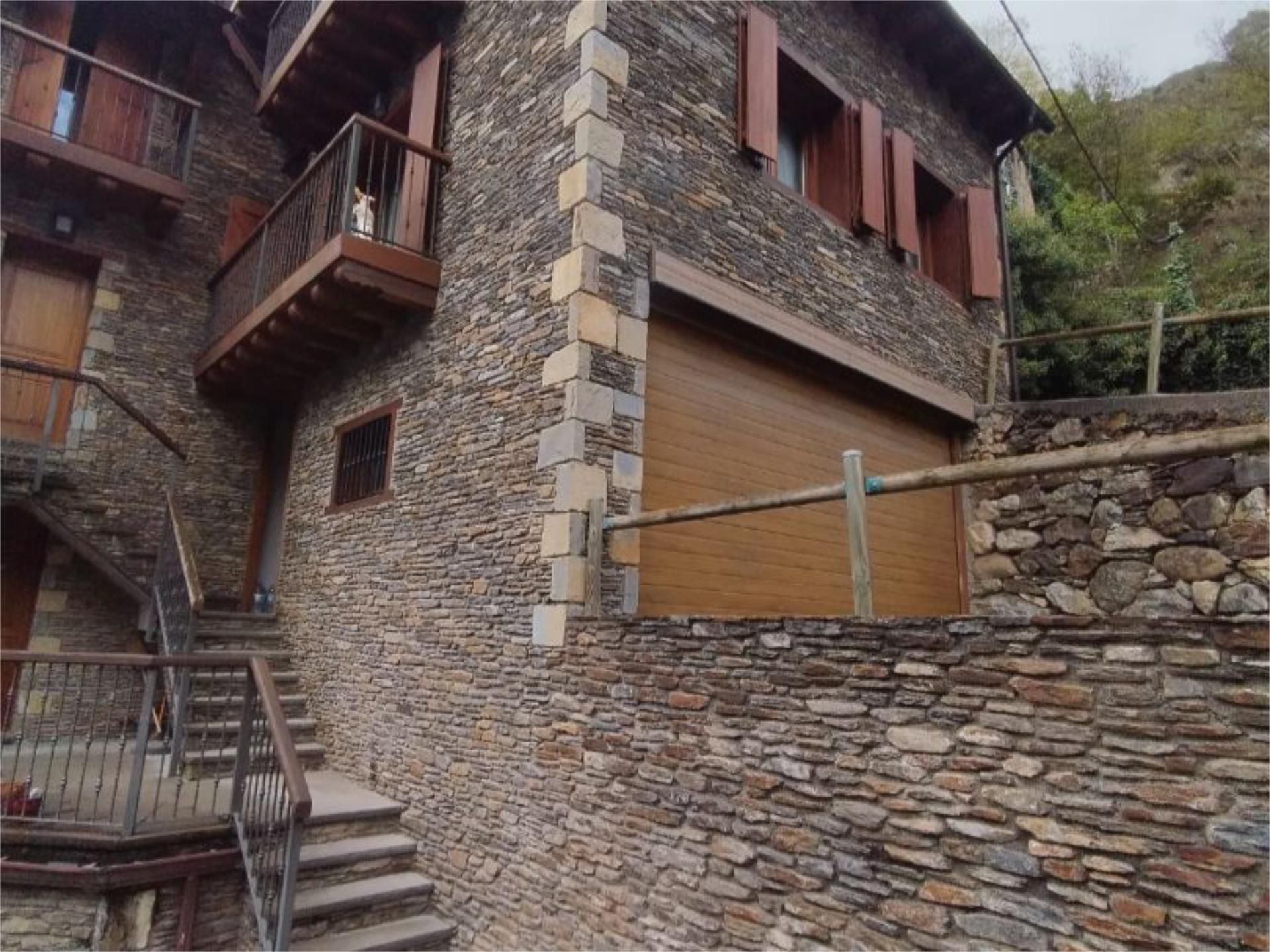 Casa adosada en venta en Carrer Sant Roc, 23, Bossòst Vista exterior de Casa adosada en venta en Bossòst con Calefacción, Parquet y Trastero