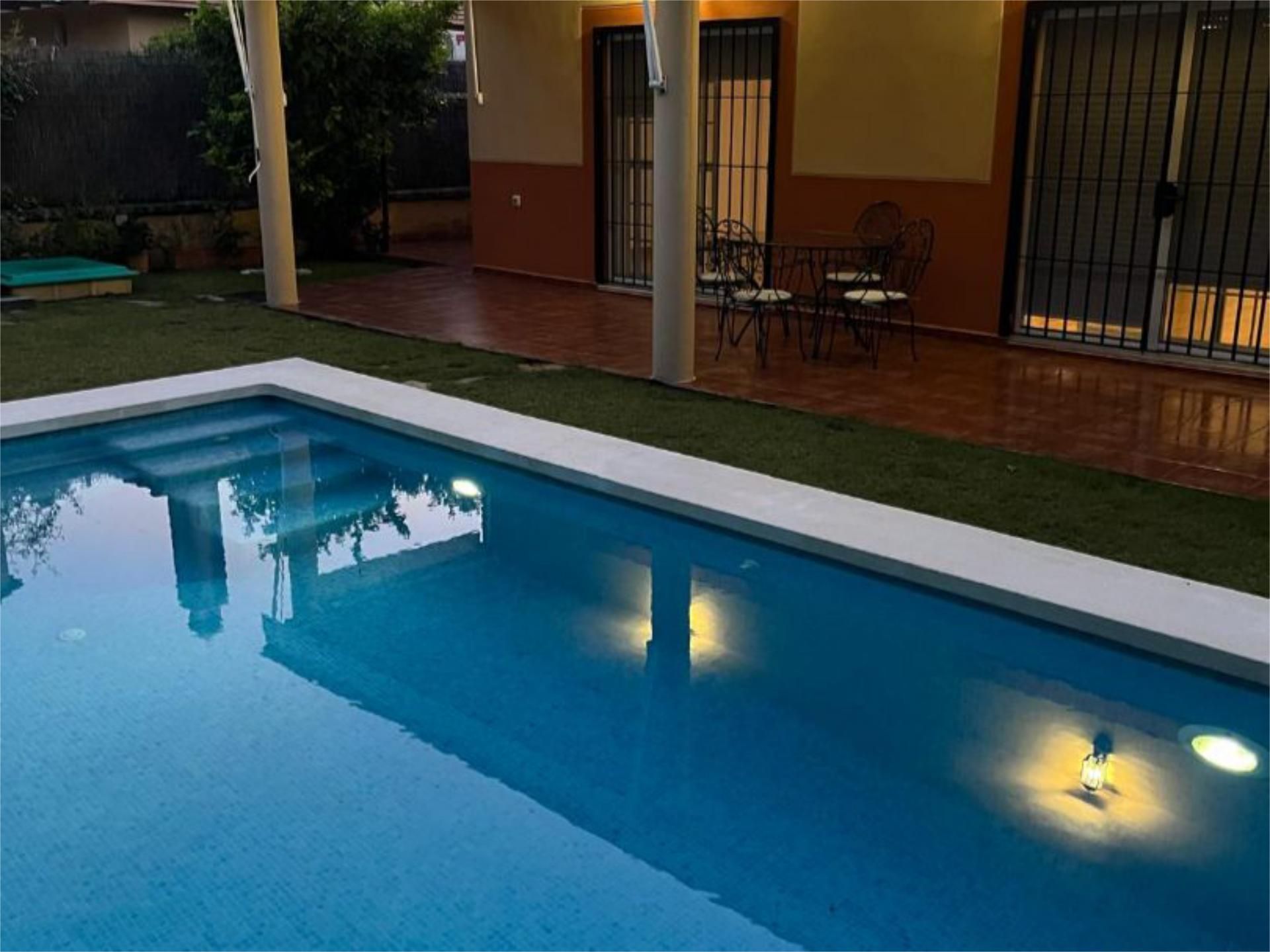 House or chalet for sale in Calle Aquisgrán, 29, Puertas del sur - Guadabajaque Swimming pool of House or chalet for sale in Jerez de la Frontera