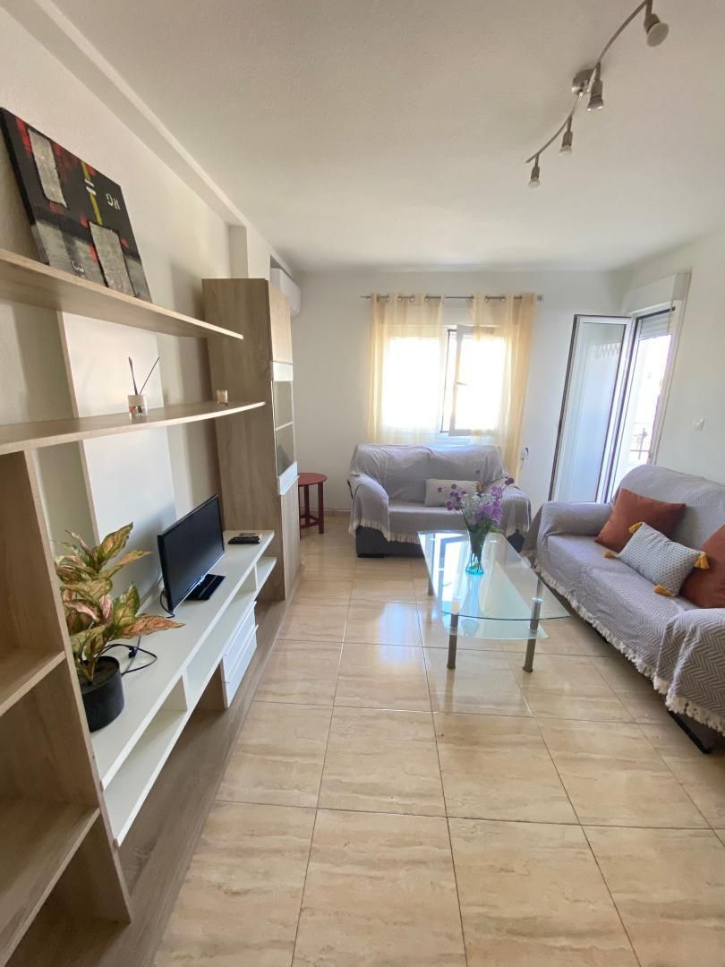 Sala de estar de Piso de alquiler en  Almería Capital con Aire acondicionado, Amueblado y Horno