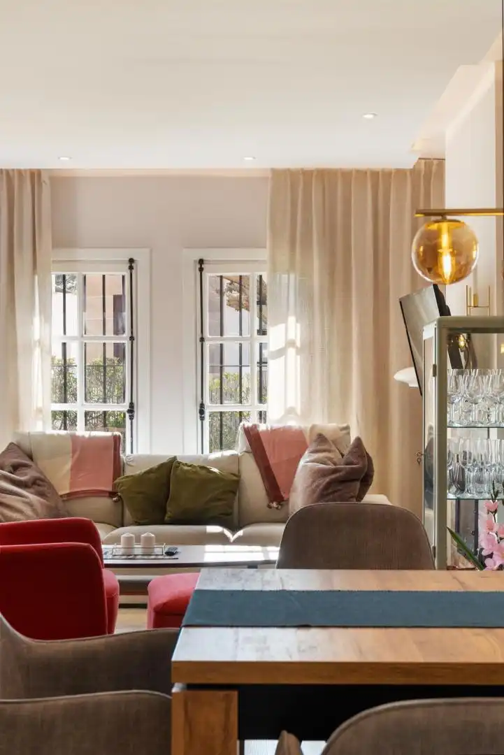 Piso en venta en Calle Aries, 9, Los Naranjos Sala de estar de Piso en venta en Marbella con Aire acondicionado, Calefacción y Jardín privado