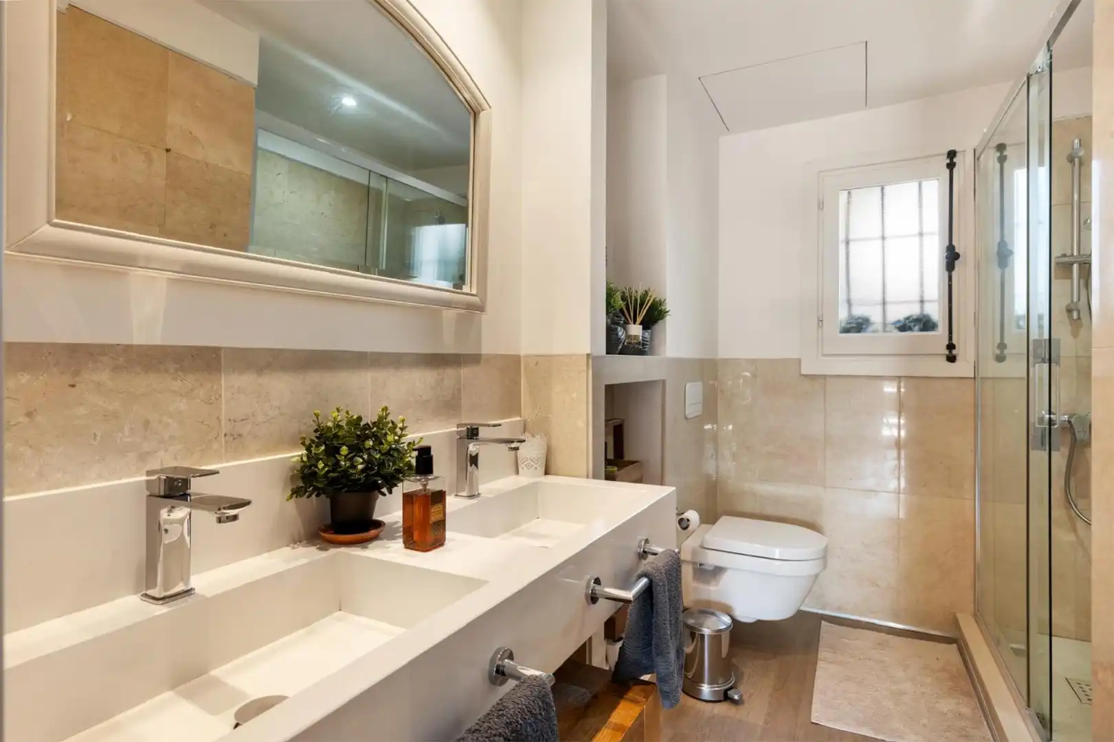 Piso en venta en Calle Aries, 9, Los Naranjos Baño de Piso en venta en Marbella con Aire acondicionado, Calefacción y Jardín privado