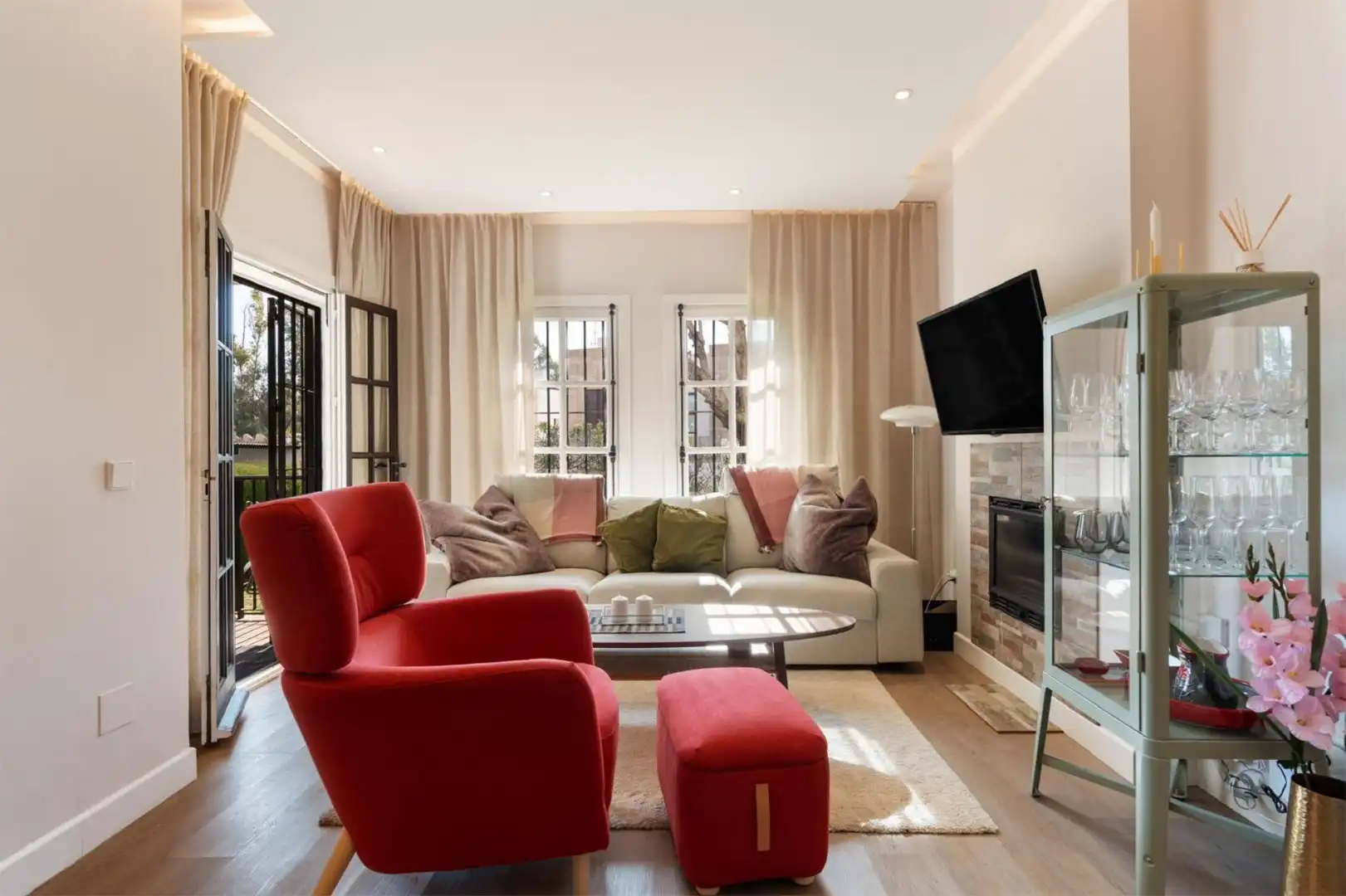 Piso en venta en Calle Aries, 9, Los Naranjos Sala de estar de Piso en venta en Marbella con Aire acondicionado, Calefacción y Jardín privado