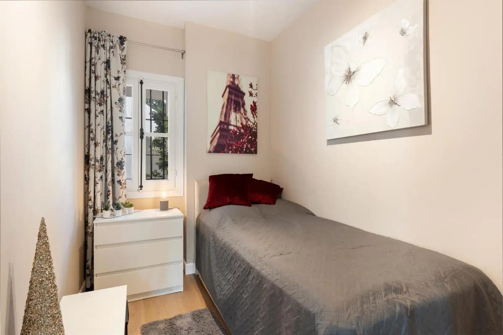 Piso en venta en Calle Aries, 9, Los Naranjos Habitación de Piso en venta en Marbella con Aire acondicionado, Calefacción y Jardín privado