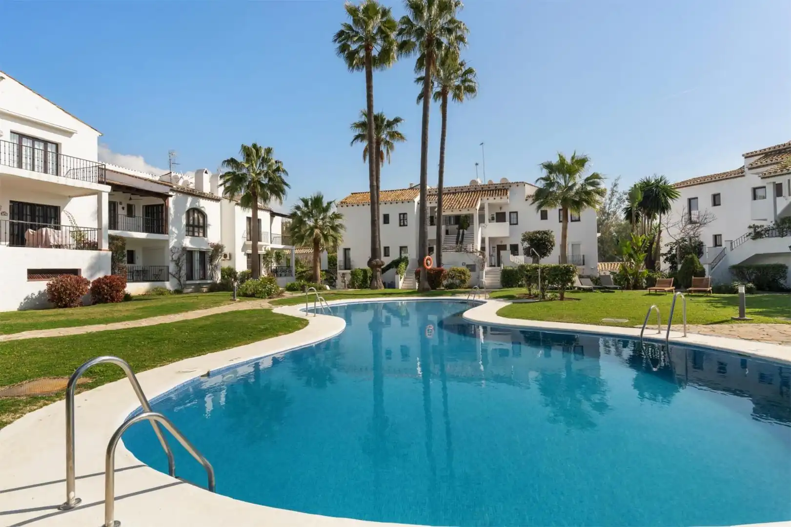 Piso en venta en Calle Aries, 9, Los Naranjos Vista exterior de Piso en venta en Marbella con Aire acondicionado, Calefacción y Jardín privado