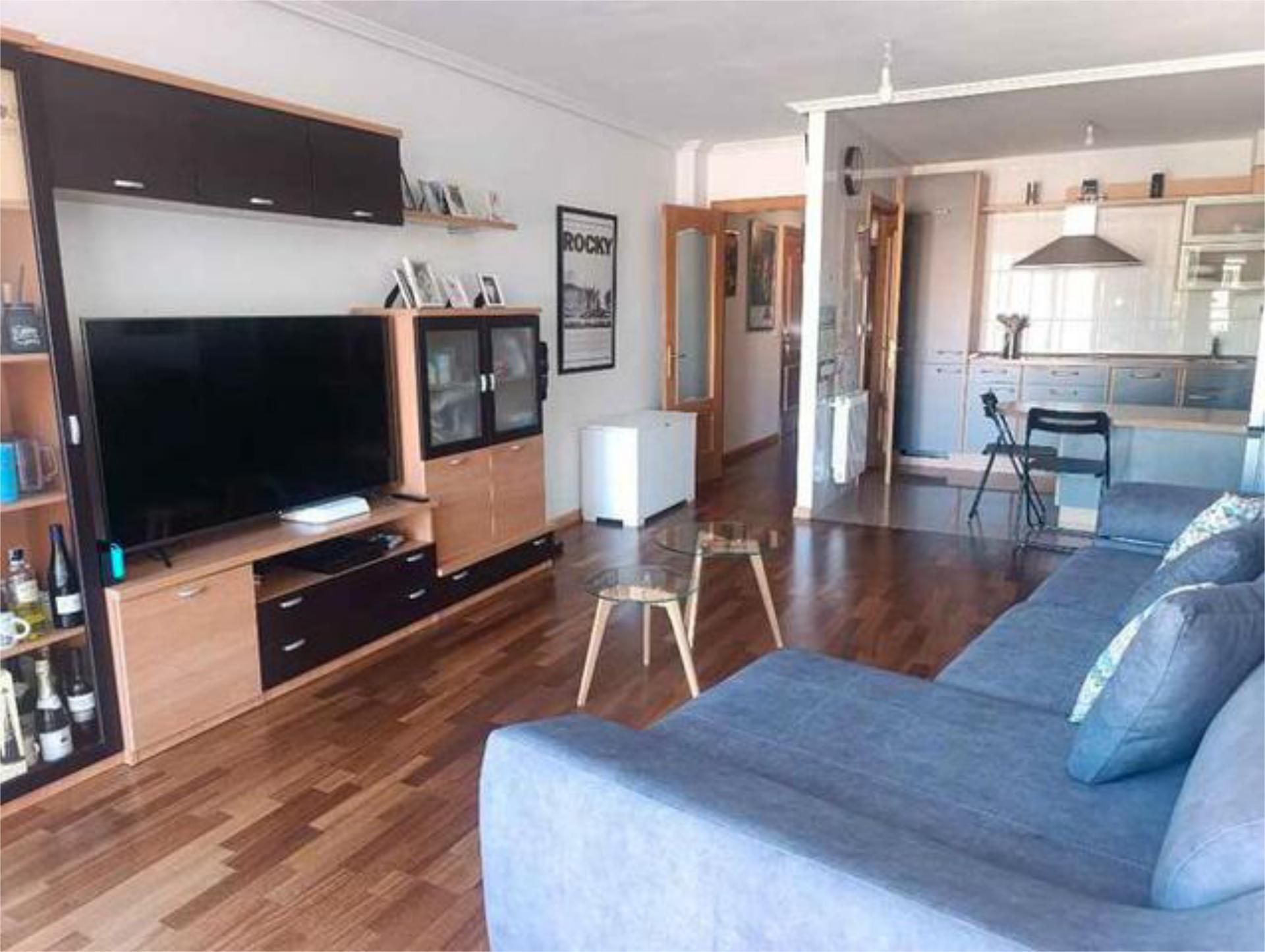 Pis en venda a Cuatro Vientos Sala d'estar de Pis en venda en Ponferrada amb Calefacció, Traster i Moblat