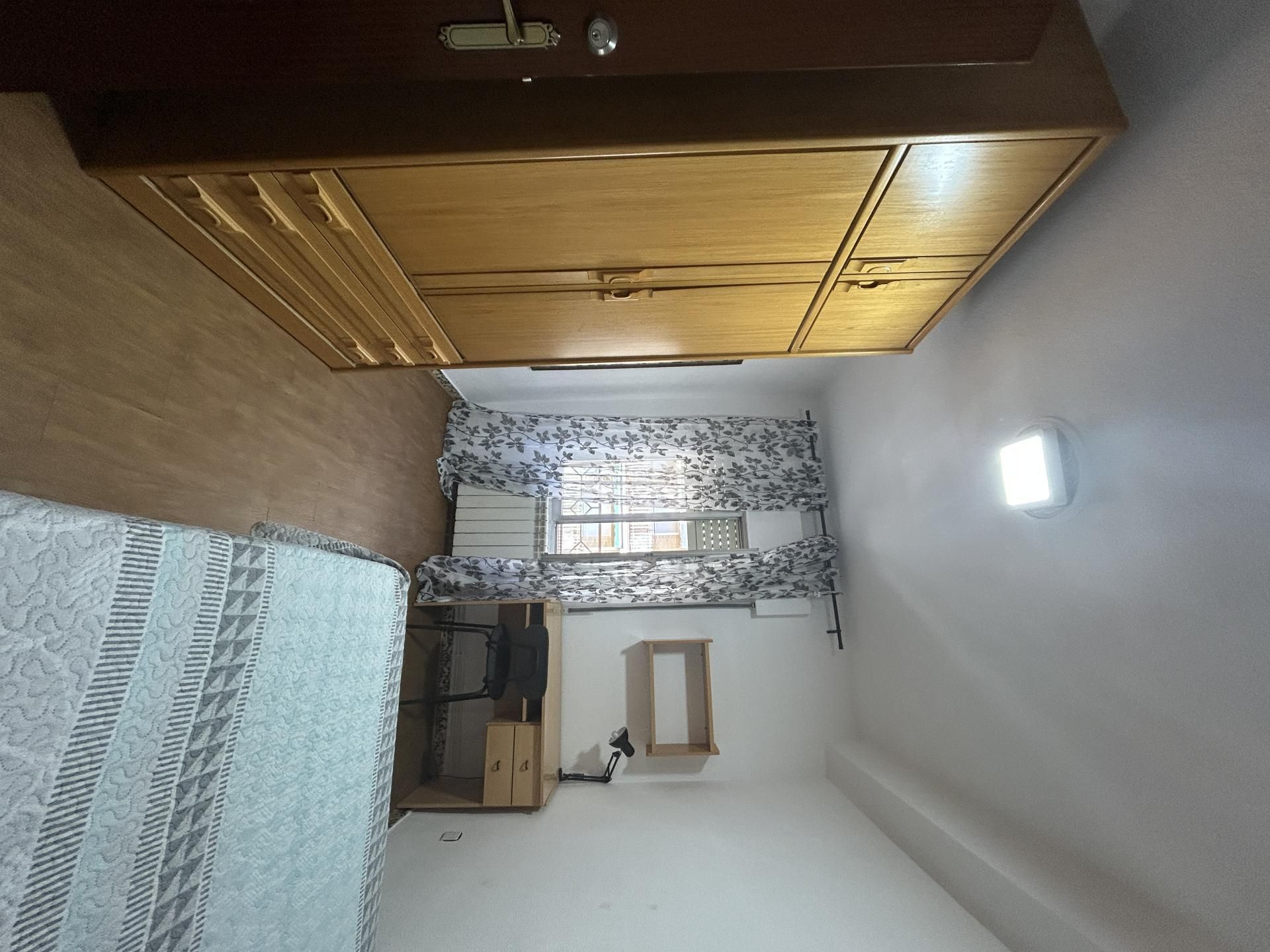 Flat to share in Calle Ferrocarril, 3, Estación - Parque O'Donnell Bedroom of Flat to share in Alcalá de Henares with Heating