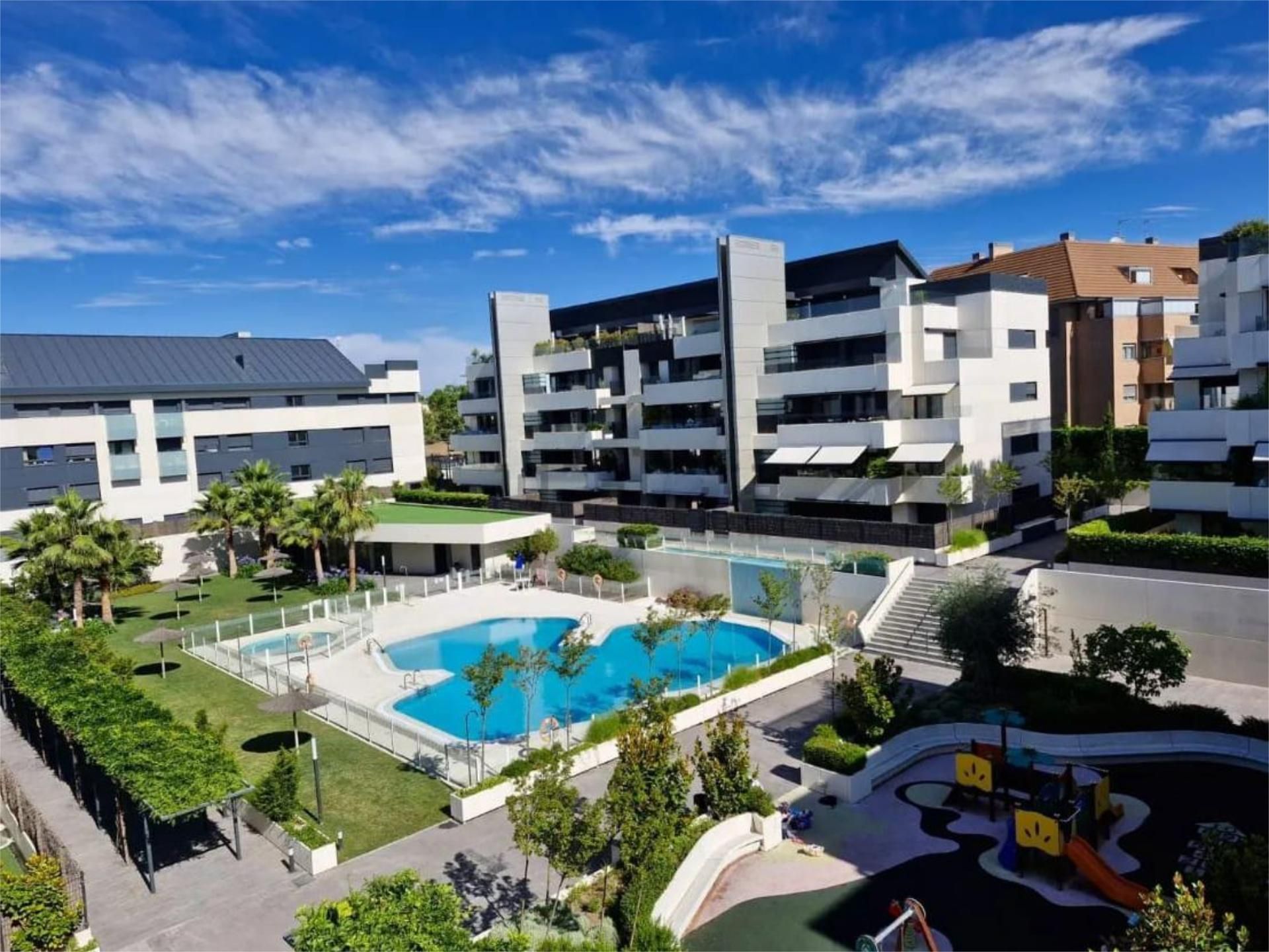 Flat for sale in Calle Junta de Castilla y Leon, 5, Boadilla del Monte Swimming pool of Flat for sale in Boadilla del Monte with Air Conditioner, Terrace and Swimming Pool