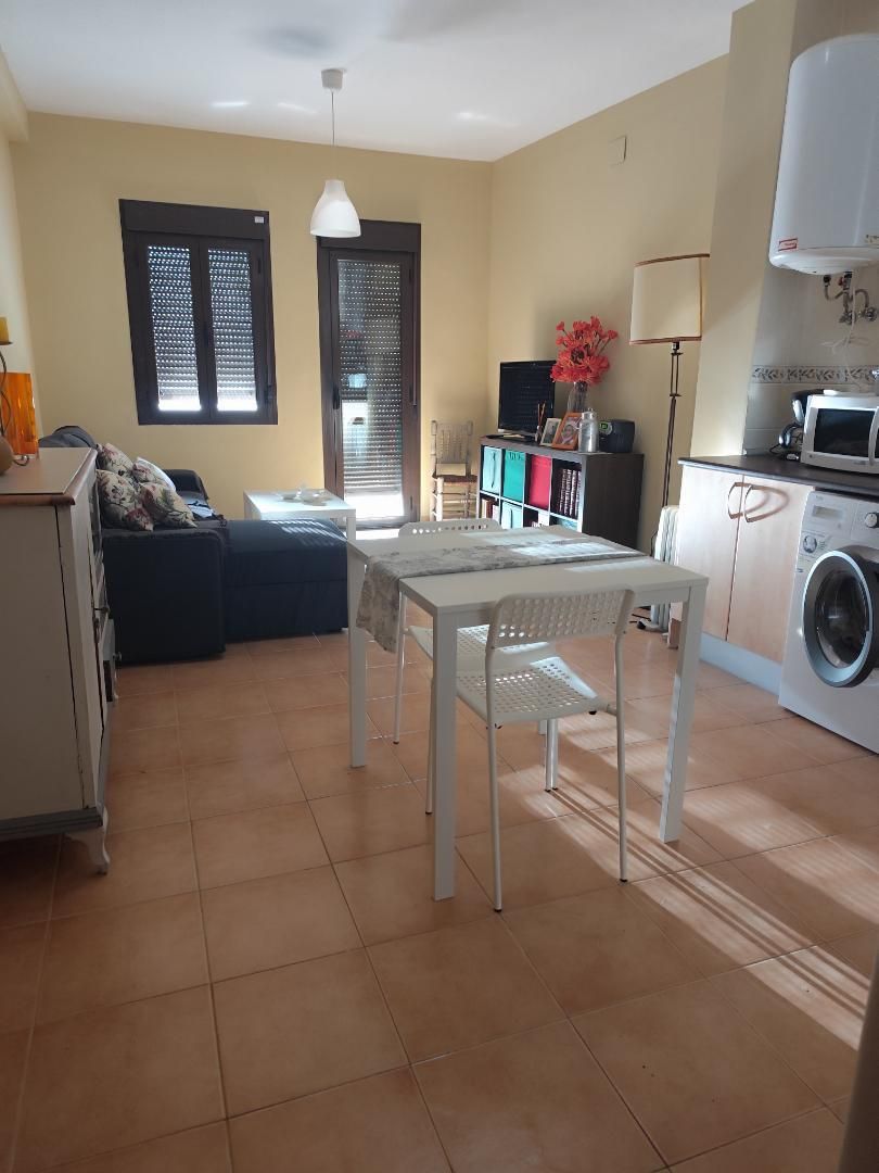 Sala d'estar de Apartament de lloguer en Cabezuela del Valle amb Moblat, Rentadora i Microones